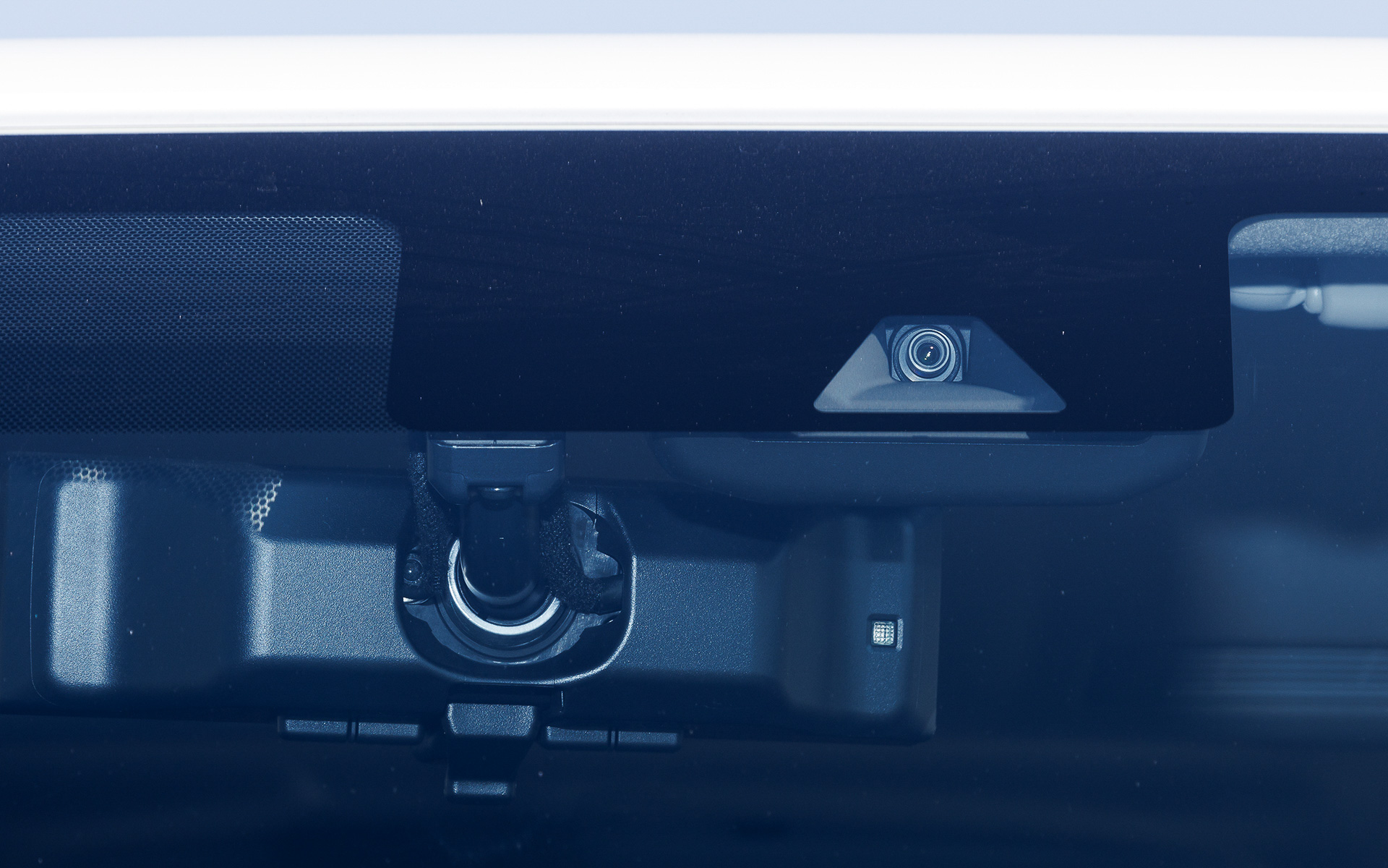 フロントカメラの性能を向上させて、LDW（車線逸脱警報）や対歩行者向けのインテリジェントエマージェンシーブレーキが採用された