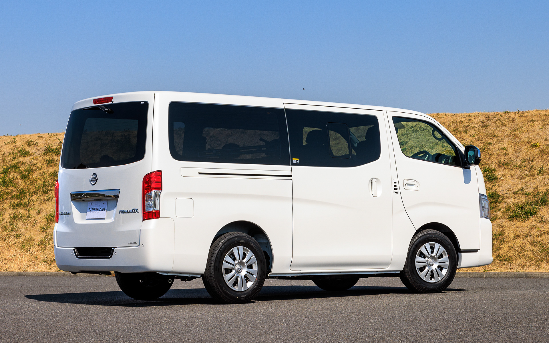 ボディサイズはロングボディの標準幅、標準ルーフで4695×1695×1990mm（全長×全幅×全高）、ホイールベースは2555mm