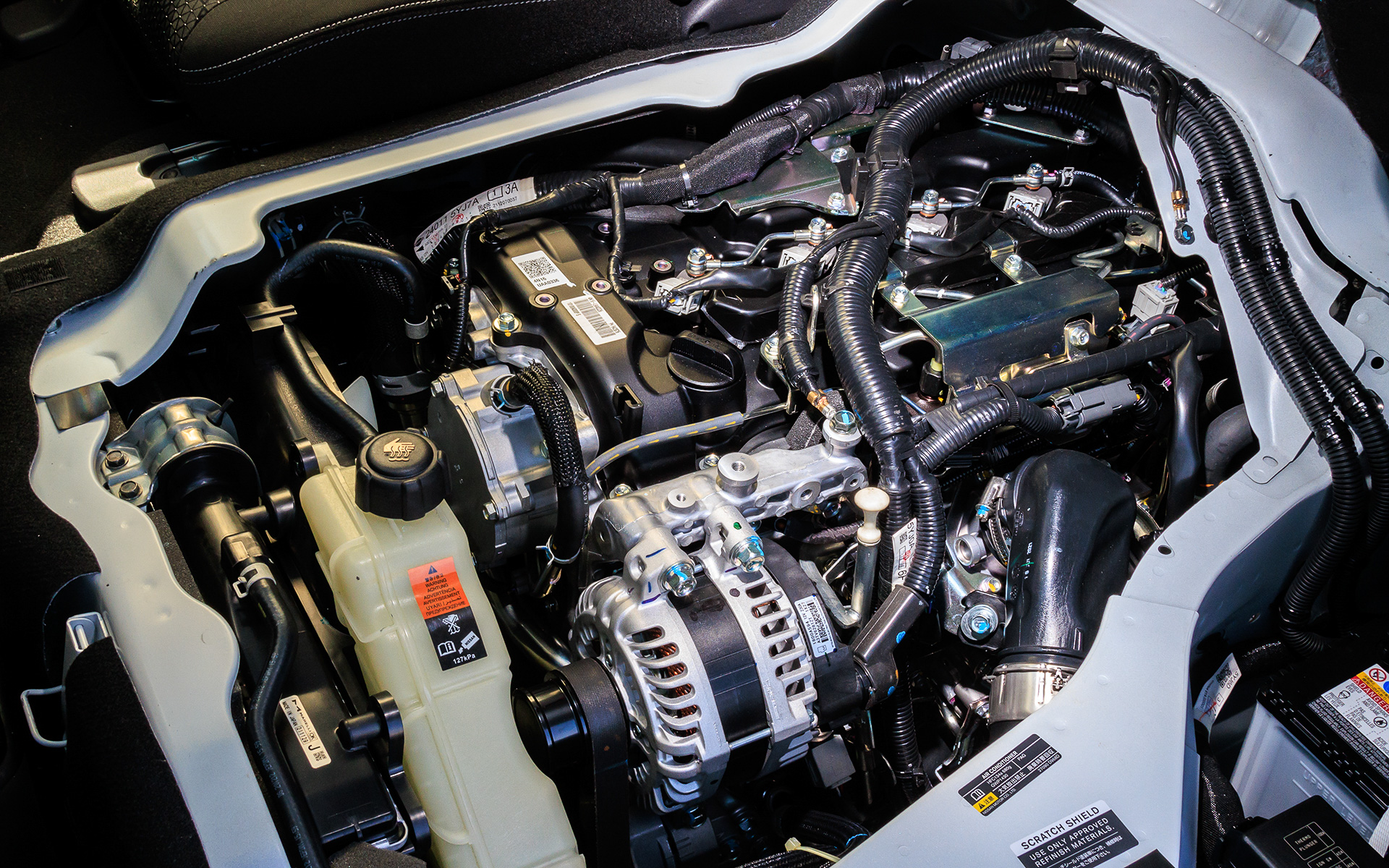 新型ディーゼルエンジンは、最高出力97kW（132PS）/3250rpm、最大トルク370Nm/2000rpmと、2.4リッターでありながら3.0リッター同等のエンジントルクを発生。走り出しのスムーズさと加速性能、優れた静粛性を両立させた