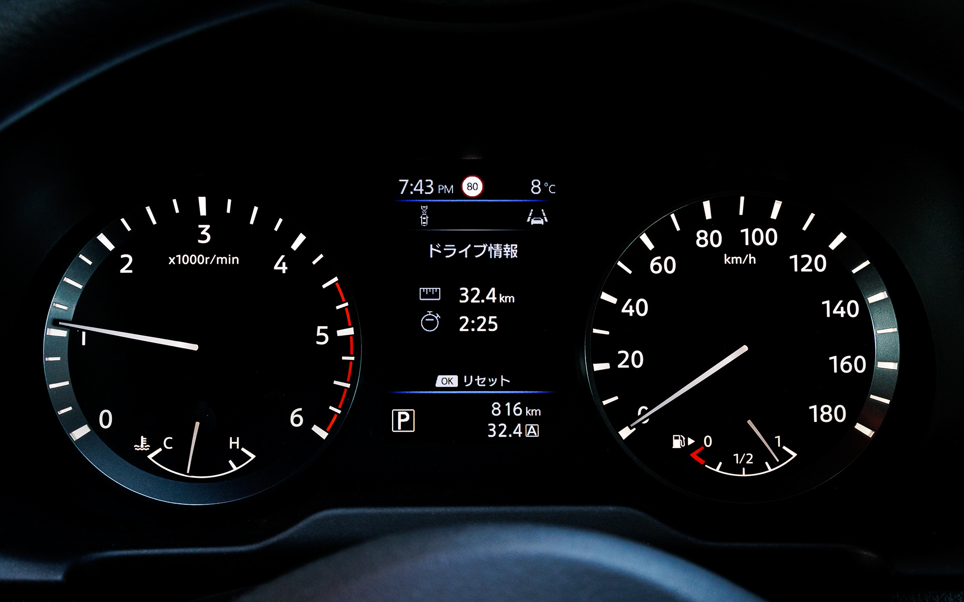 乗用車から乗り替えても違和感のないメーターに変更された