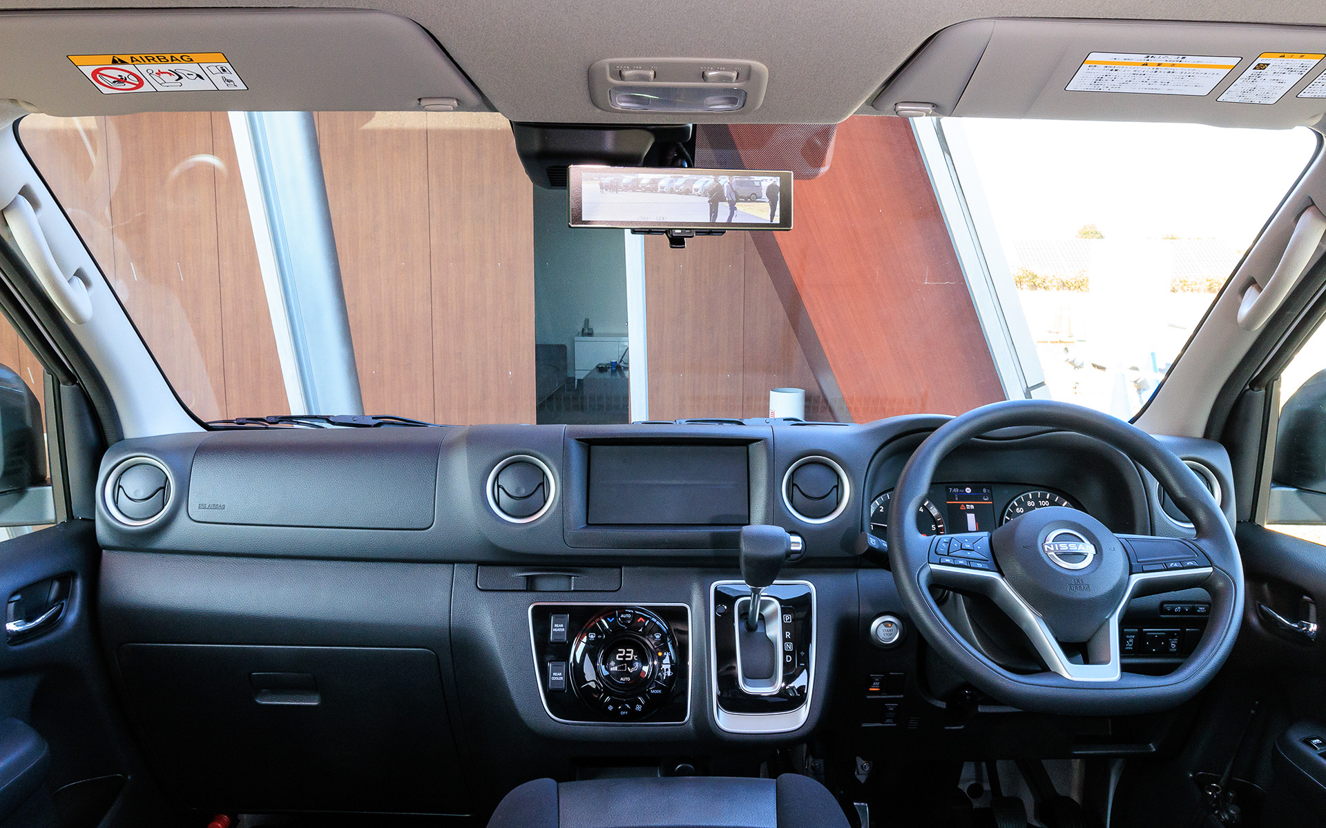 インテリアはより普段使いがしやすいようにと、電子式ルームミラー（インテリジェントルームミラー）、ステアリング、ATシフトノブ、メーター、シート表皮などが乗用車っぽく仕上げられている