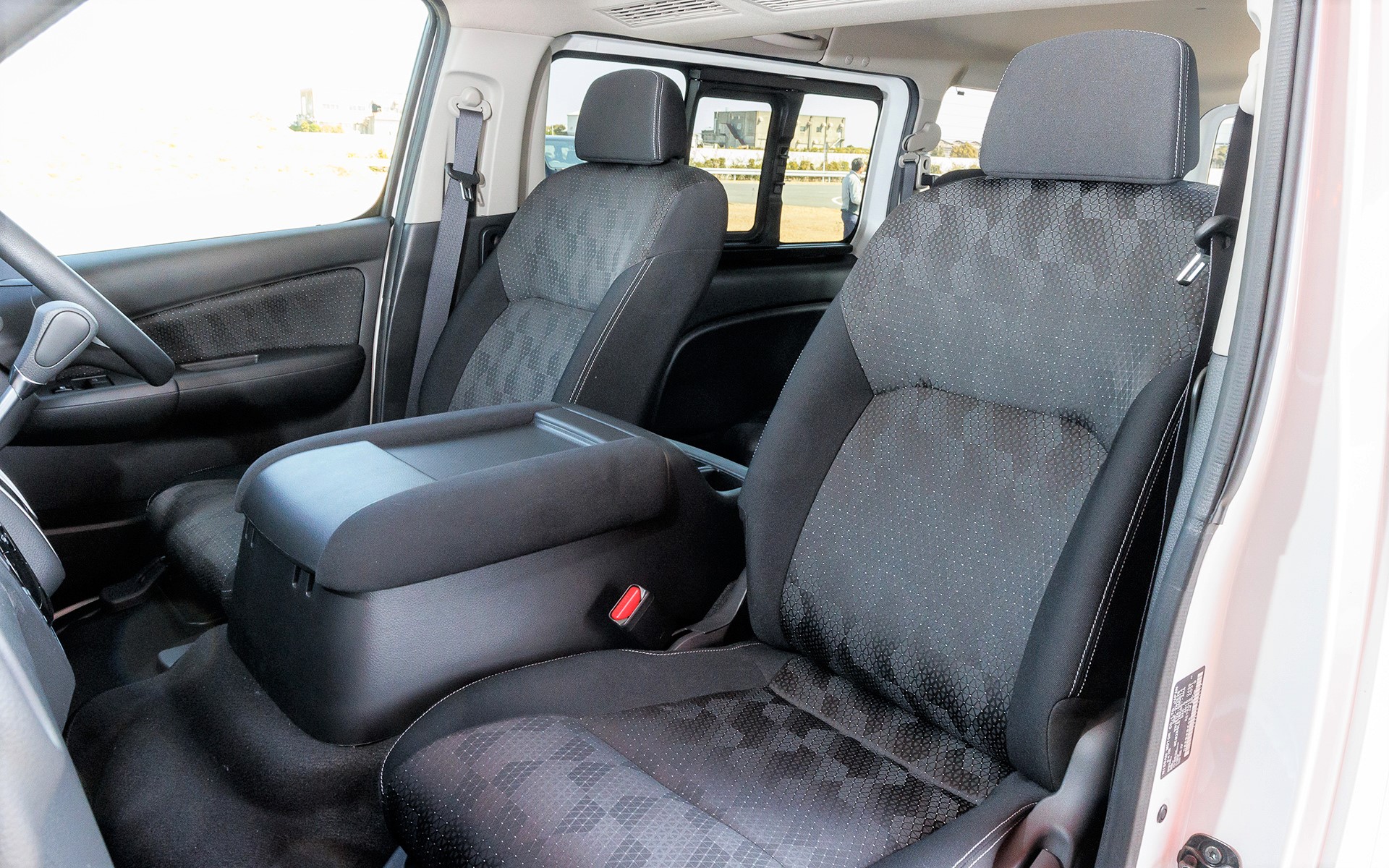 運転席は長時間運転でも疲れにくいスパイナルサポート機能付きシートを採用