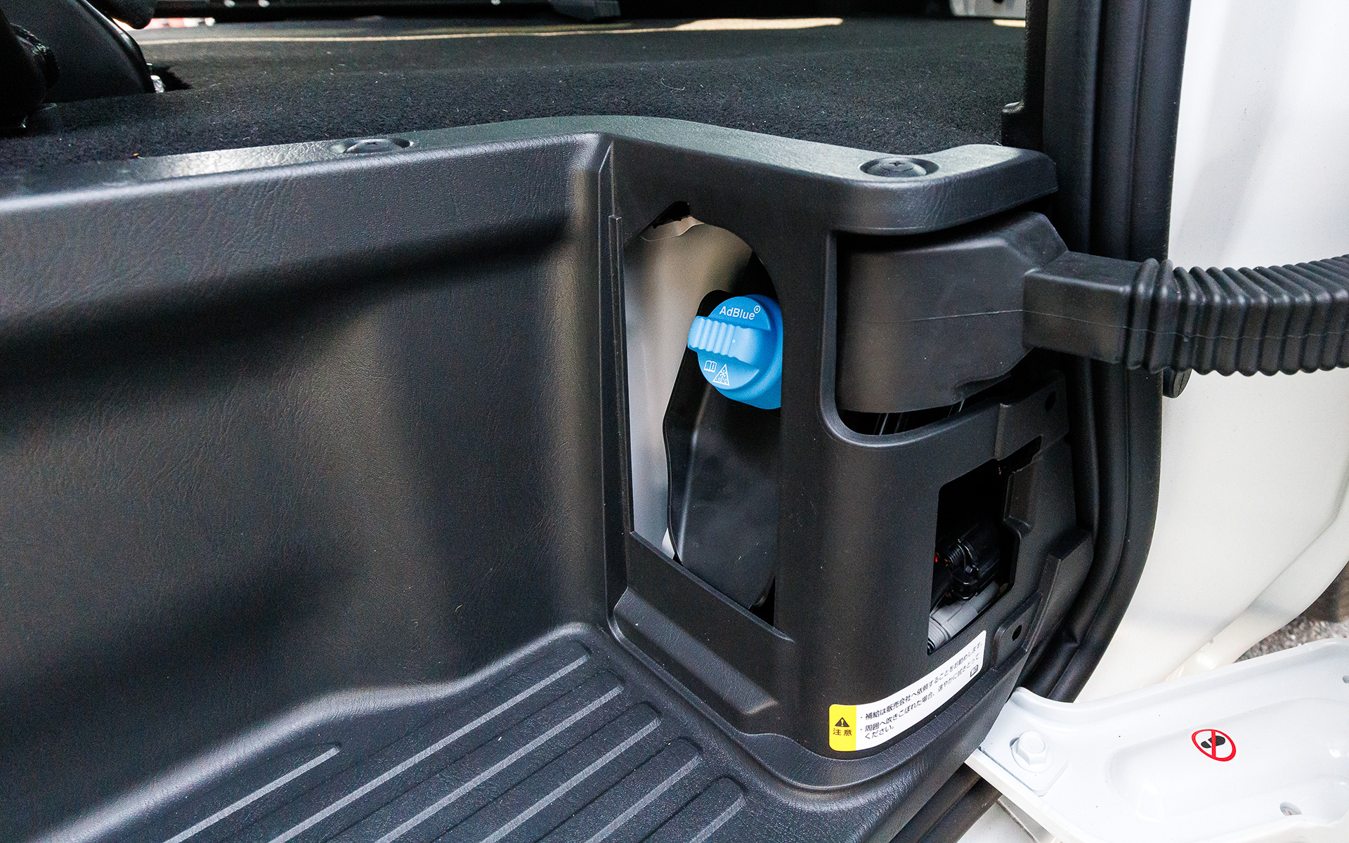 尿素SCRシステム用のアドブルー（高品位尿素水）の補充口は、助手席側のスライドドアを開けた後方下に配置されている