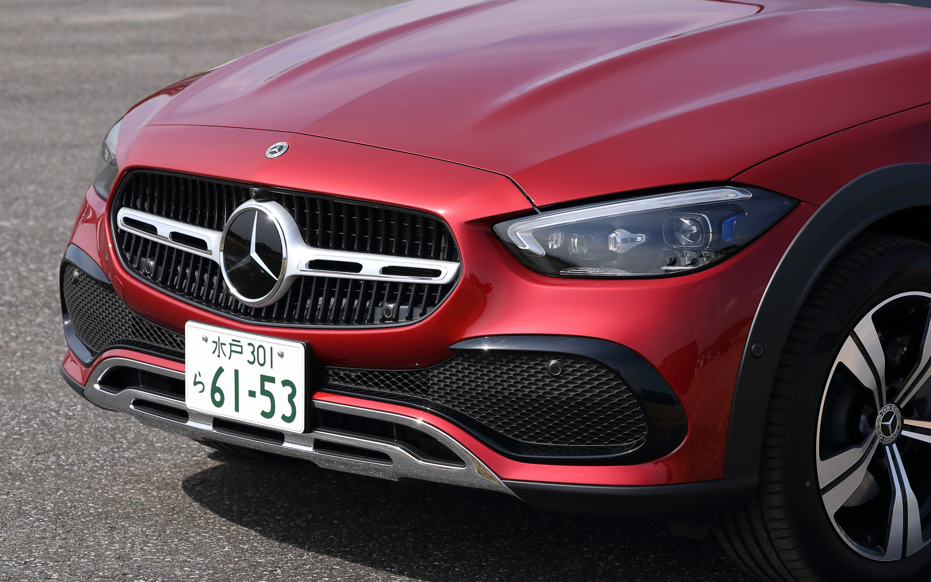 エクステリアではSUVの力強さを表現するシングルルーバーのラジエーターグリルをはじめ、前後バンパー下部のシルバークロームアンダーライドガードやブラックのホイールアーチカバーを採用。専用の18インチ5スポークアルミホイールも装備