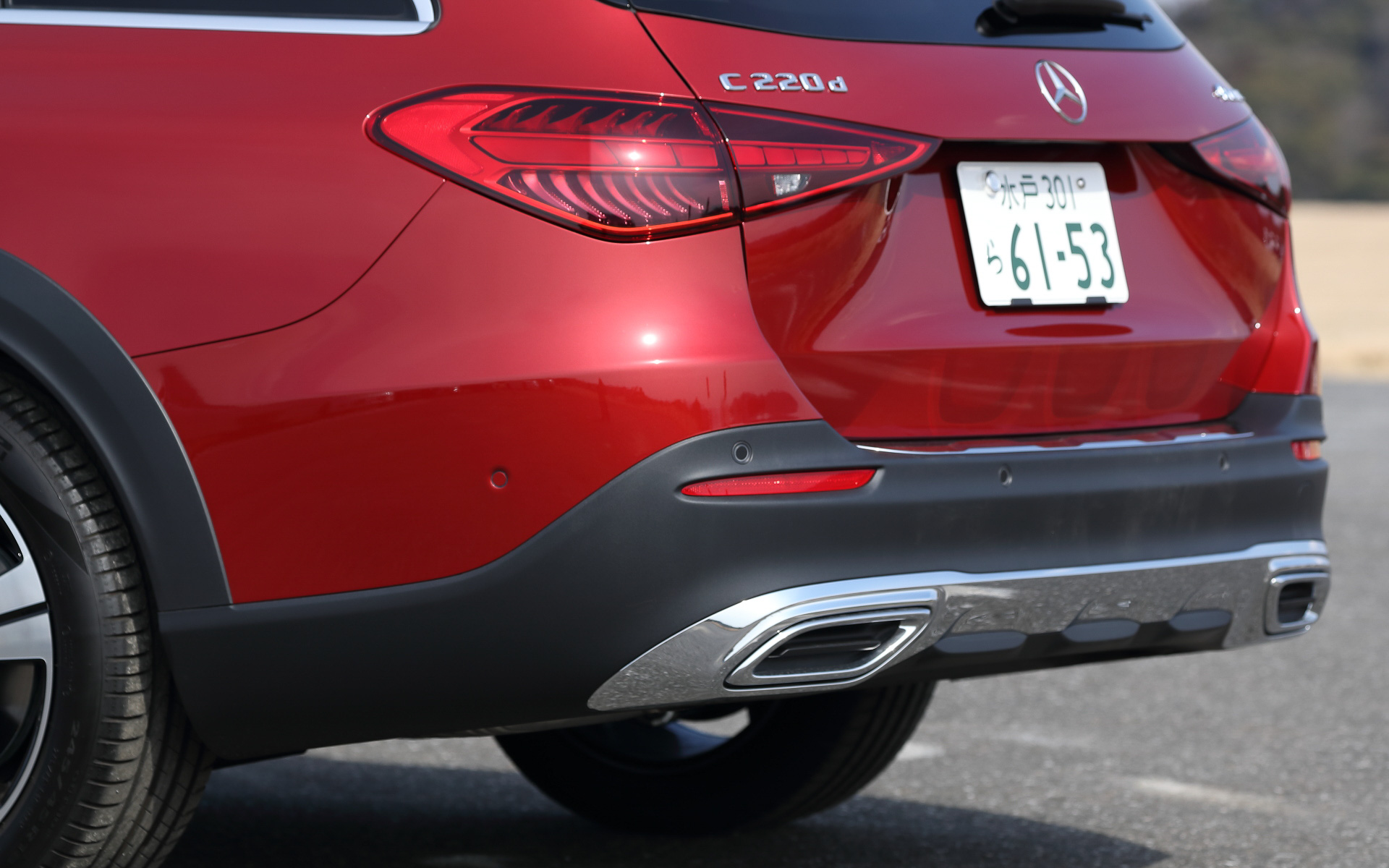 エクステリアではSUVの力強さを表現するシングルルーバーのラジエーターグリルをはじめ、前後バンパー下部のシルバークロームアンダーライドガードやブラックのホイールアーチカバーを採用。専用の18インチ5スポークアルミホイールも装備