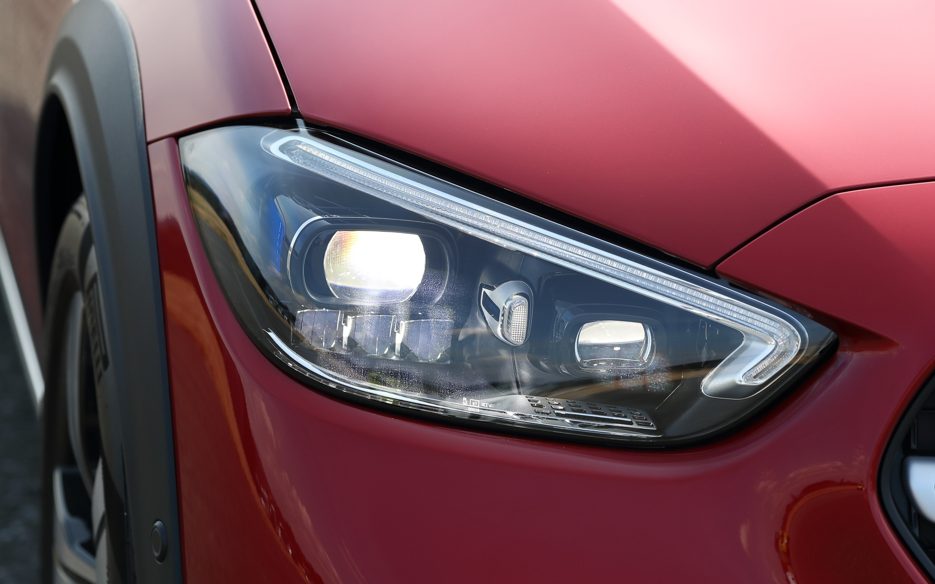 エクステリアではSUVの力強さを表現するシングルルーバーのラジエーターグリルをはじめ、前後バンパー下部のシルバークロームアンダーライドガードやブラックのホイールアーチカバーを採用。専用の18インチ5スポークアルミホイールも装備