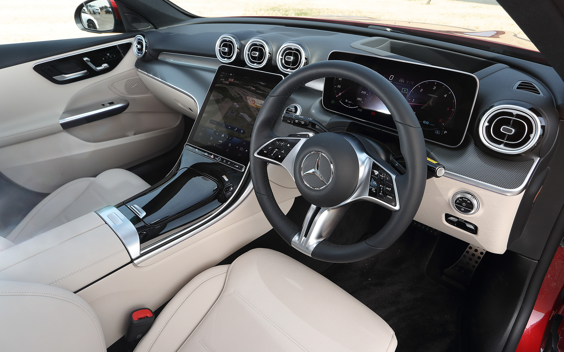 インテリアはドライバー重視のスポーツ感を強調すべく、ダッシュボードと縦型の11.9インチメディアディスプレイは6度ほどドライバー側に傾けたデザインを採用。運転席に備わる12.3インチの大型コックピットディスプレイは自立型にしたことで、ダッシュボード上部と大きなインテリアトリムの手前に浮かんでいるかのような演出が施されている