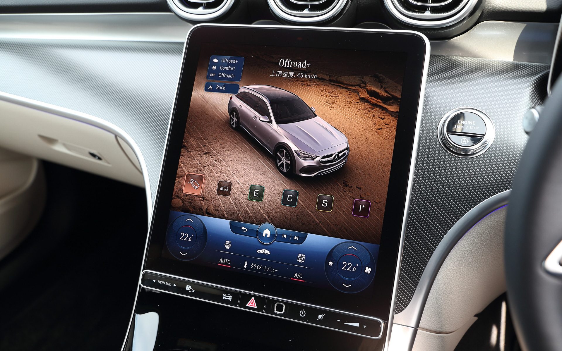 スイッチ操作1つでエンジンやトランスミッションの特性を切り替えられる「ダイナミック セレクト（DYNAMIC SELECT）」には専用の「OFFROAD」「OFFROAD＋」の2つのモードを追加。OFFROADモードではトランスミッションがオフロードモードに切り替わり、雪道や悪路での走破性を向上。OFFROAD＋モードでは急な下り坂での安定した走行をサポートするだけでなく、上り坂の途中で動けなくなった場合にはリバースを選ぶと安全に下ることができる機能も備える
