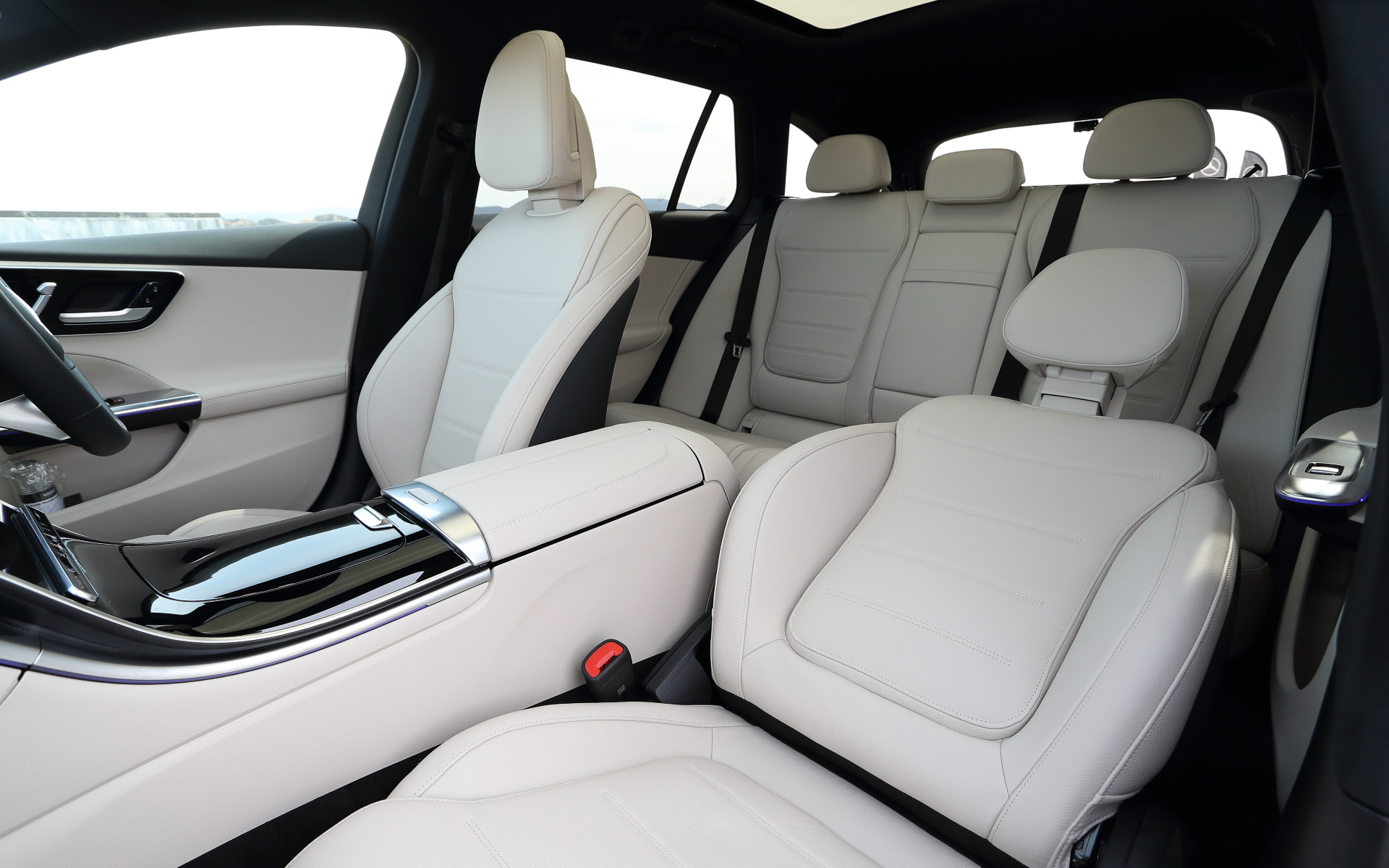 インテリアはドライバー重視のスポーツ感を強調すべく、ダッシュボードと縦型の11.9インチメディアディスプレイは6度ほどドライバー側に傾けたデザインを採用。運転席に備わる12.3インチの大型コックピットディスプレイは自立型にしたことで、ダッシュボード上部と大きなインテリアトリムの手前に浮かんでいるかのような演出が施されている