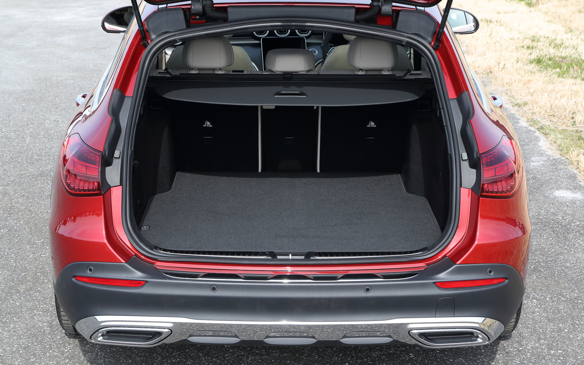 ラゲッジスペースは490L（VDA方式）で、40：20：40の分割可倒方式を採用する後席シートバックを倒せば1510Lまで拡大可能