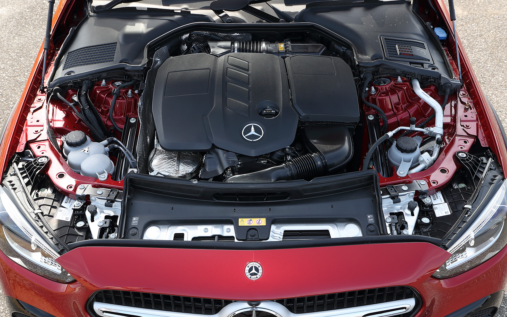 直列4気筒DOHC 2.0リッターディーゼルターボ「OM654M」型エンジンは最高出力147kW（200PS）/3600rpm、最大トルク440Nm（44.9kgfm）/1800-2800rpmを発生。エンジンとトランスミッションの間に配置されるマイルドハイブリッドシステムのISGによって、短時間、最大で20PS（15kW）/208Nmのブーストを可能にしている。