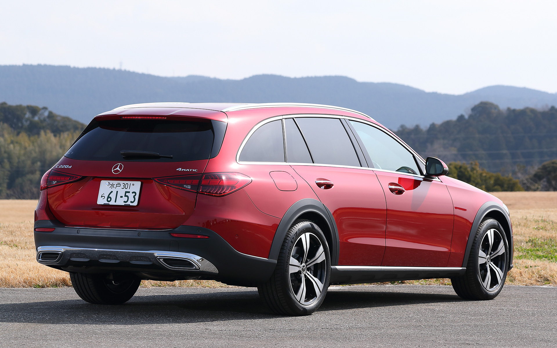 今回試乗したのはSUV譲りの高いアイポイントとロードクリアランス、さらにステーションワゴンの実用性を兼ね備えた「C 220 d 4MATIC オールテレイン」（796万円）。ボディサイズは4760×1840×1495mm（全長×全幅×全高）、ホイールベースは2865mm。ステーションワゴンに比べ全高を40mm上げたことで高い地上高とアイポイント、乗降のしやすさを実現しつつ、ボディサイズは一般的な駐車場に入るサイズに収めた