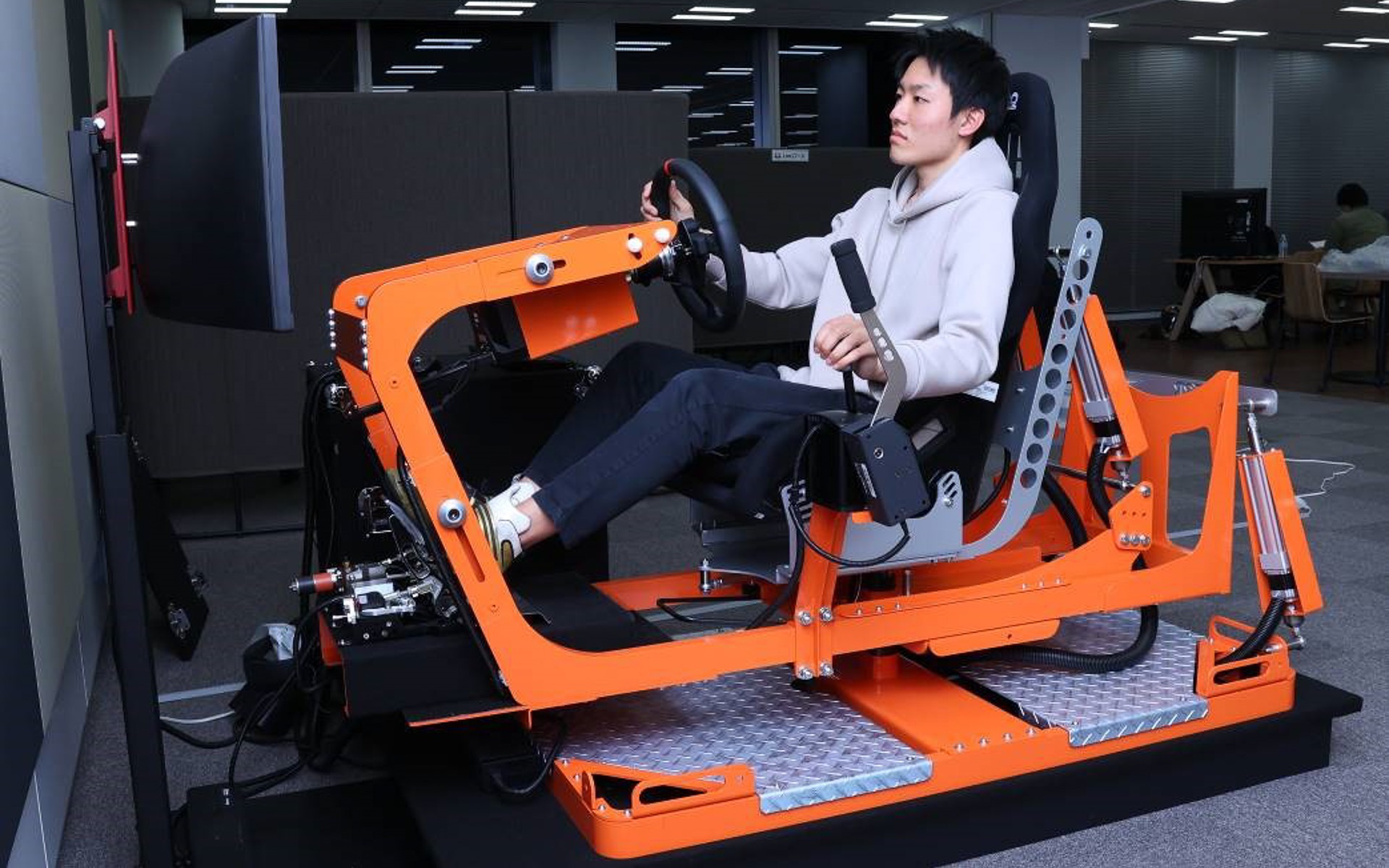 テストは「iRacing」でMAZDA Roadster（MX-5）を使用