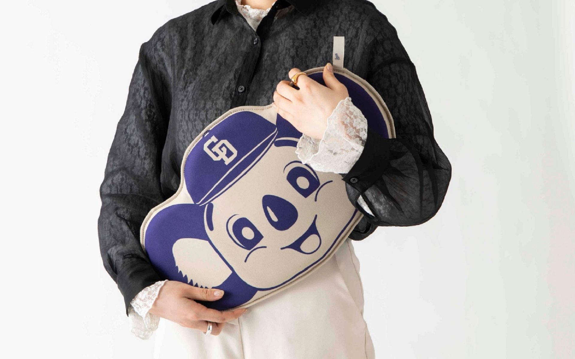 トヨタ紡織がSDGsの観点から、自動車用シートカバーの表皮材を使って「ドアラシートクッション」を発売する（画像はイメージ）