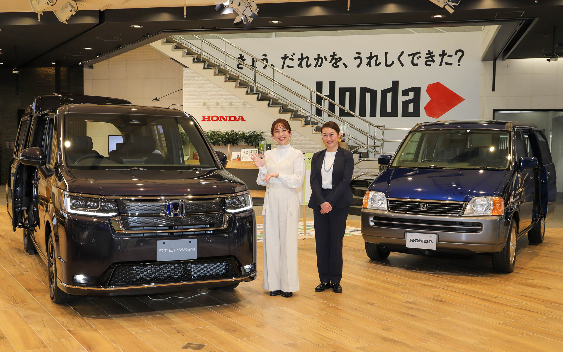 新型＆初代「ステップワゴン」の特別展示開催を前に、タレントの鈴木あきえさん、株式会社ボーネルンド 副社長 中西みのり氏をゲストに迎えたトークセッションを実施