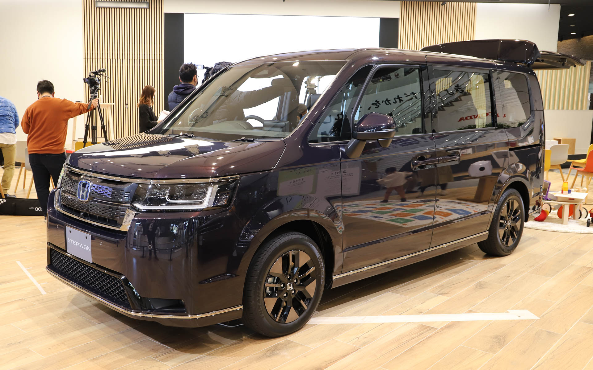 新型ステップワゴン スパーダは、現代の暮らしに合った使い方として、新型ステップワゴンならではのシートアレンジによる、3列目を利用したテレワーク空間をイメージ