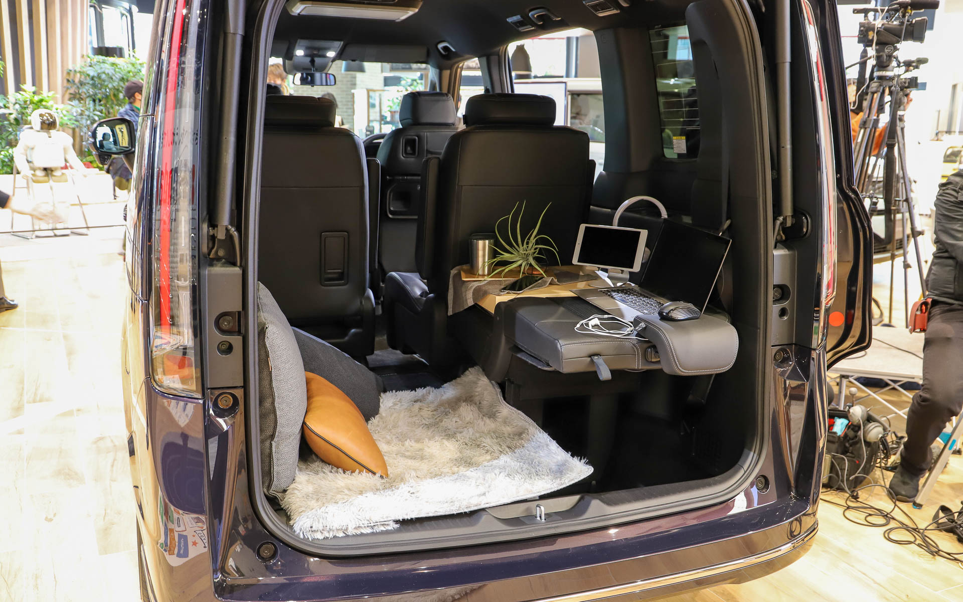 新型ステップワゴン スパーダは、現代の暮らしに合った使い方として、新型ステップワゴンならではのシートアレンジによる、3列目を利用したテレワーク空間をイメージ