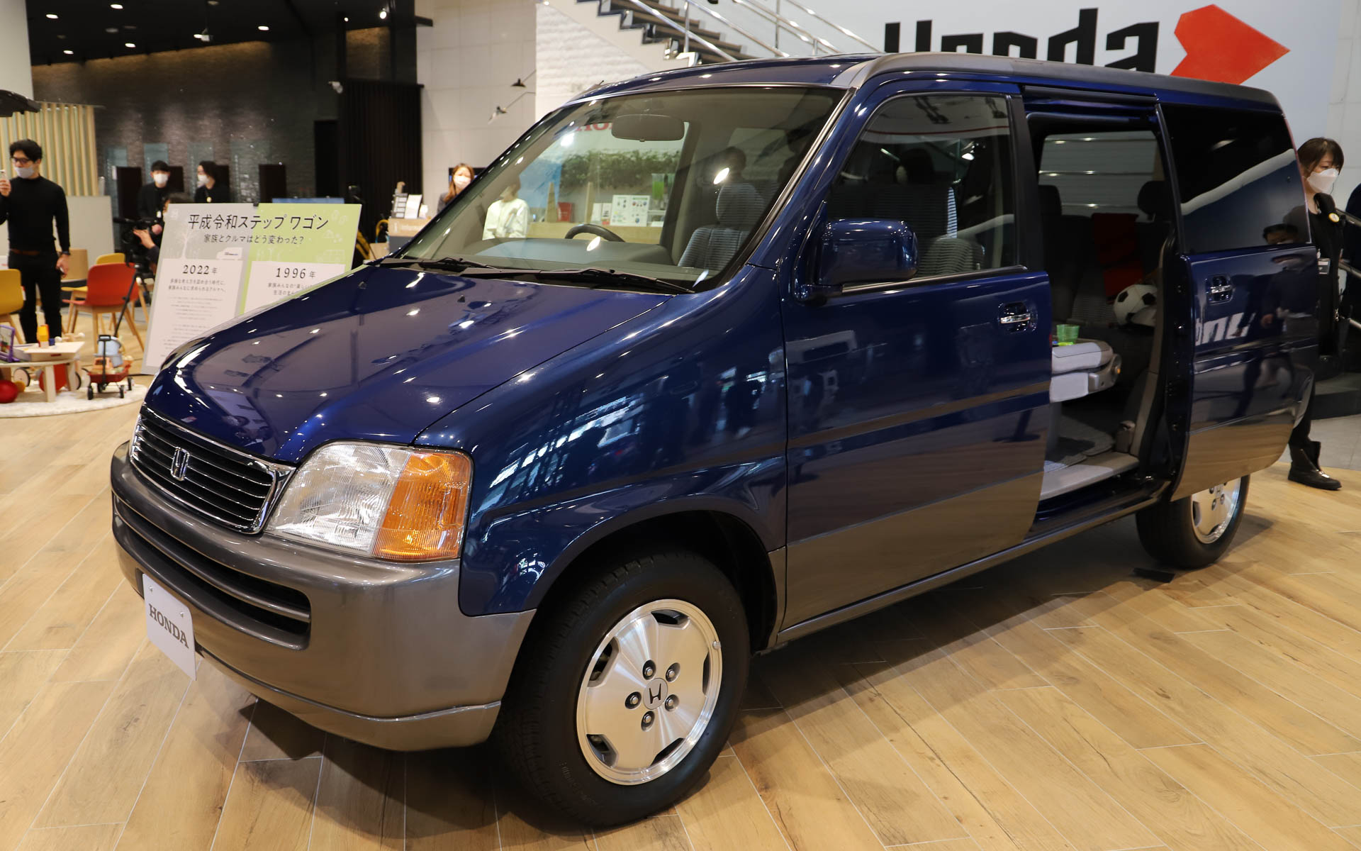 初代ステップワゴンは懐かしのアイテムと一緒に展示