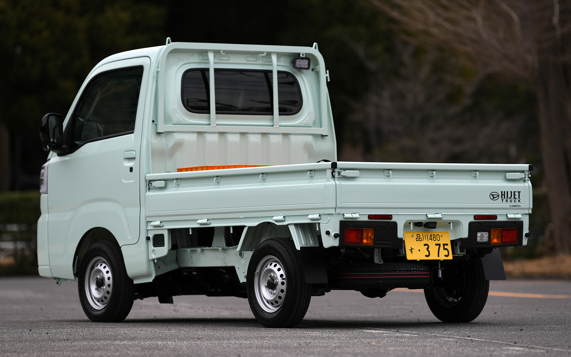 ハイゼット トラックのボディサイズは3395×1475×1780mm（全長×全幅×全高。ハイルーフ車は全高が1885mm）、ホイールベースは1900mm。145/80R12 80/78N LTサイズのタイヤを装着する。荷台フロア長はクラスNo.1となる2030mmを確保。さらに、クラス初装備となるLEDの大型に大作業灯を一部グレードに設定するほか、ディーラーオプションで作業灯を選択することも可能