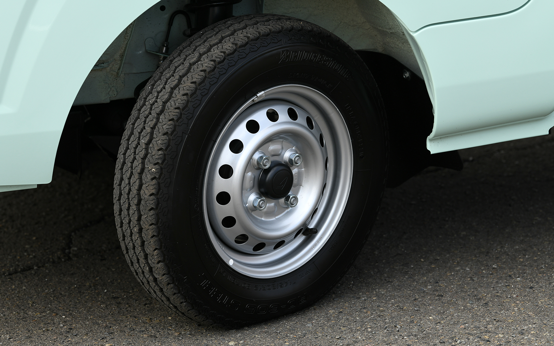 ハイゼット トラックのボディサイズは3395×1475×1780mm（全長×全幅×全高。ハイルーフ車は全高が1885mm）、ホイールベースは1900mm。145/80R12 80/78N LTサイズのタイヤを装着する。荷台フロア長はクラスNo.1となる2030mmを確保。さらに、クラス初装備となるLEDの大型に大作業灯を一部グレードに設定するほか、ディーラーオプションで作業灯を選択することも可能