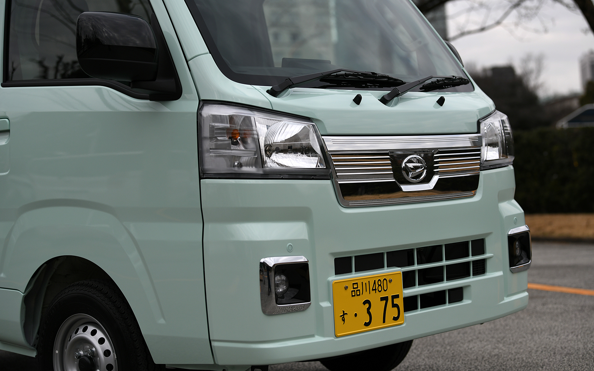 ハイゼット トラックのボディサイズは3395×1475×1780mm（全長×全幅×全高。ハイルーフ車は全高が1885mm）、ホイールベースは1900mm。145/80R12 80/78N LTサイズのタイヤを装着する。荷台フロア長はクラスNo.1となる2030mmを確保。さらに、クラス初装備となるLEDの大型に大作業灯を一部グレードに設定するほか、ディーラーオプションで作業灯を選択することも可能