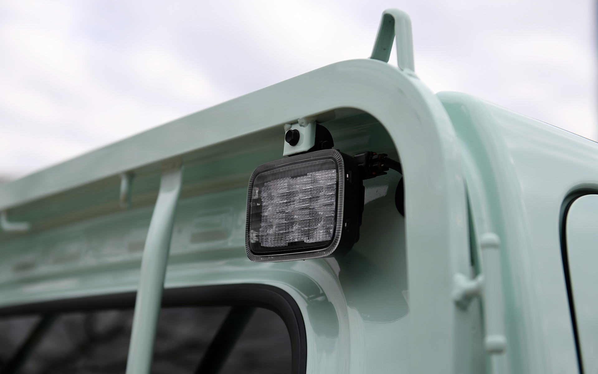 ハイゼット トラックのボディサイズは3395×1475×1780mm（全長×全幅×全高。ハイルーフ車は全高が1885mm）、ホイールベースは1900mm。145/80R12 80/78N LTサイズのタイヤを装着する。荷台フロア長はクラスNo.1となる2030mmを確保。さらに、クラス初装備となるLEDの大型に大作業灯を一部グレードに設定するほか、ディーラーオプションで作業灯を選択することも可能