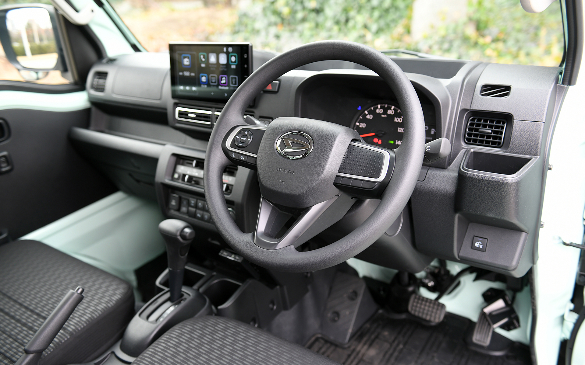 クラスNo.1の運転席シートスライド量140mmを確保したほか、クラス初となるキーフリーシステム＆プッシュボタンスタートを設定。9インチのディスプレイオーディオはオプション装着となる