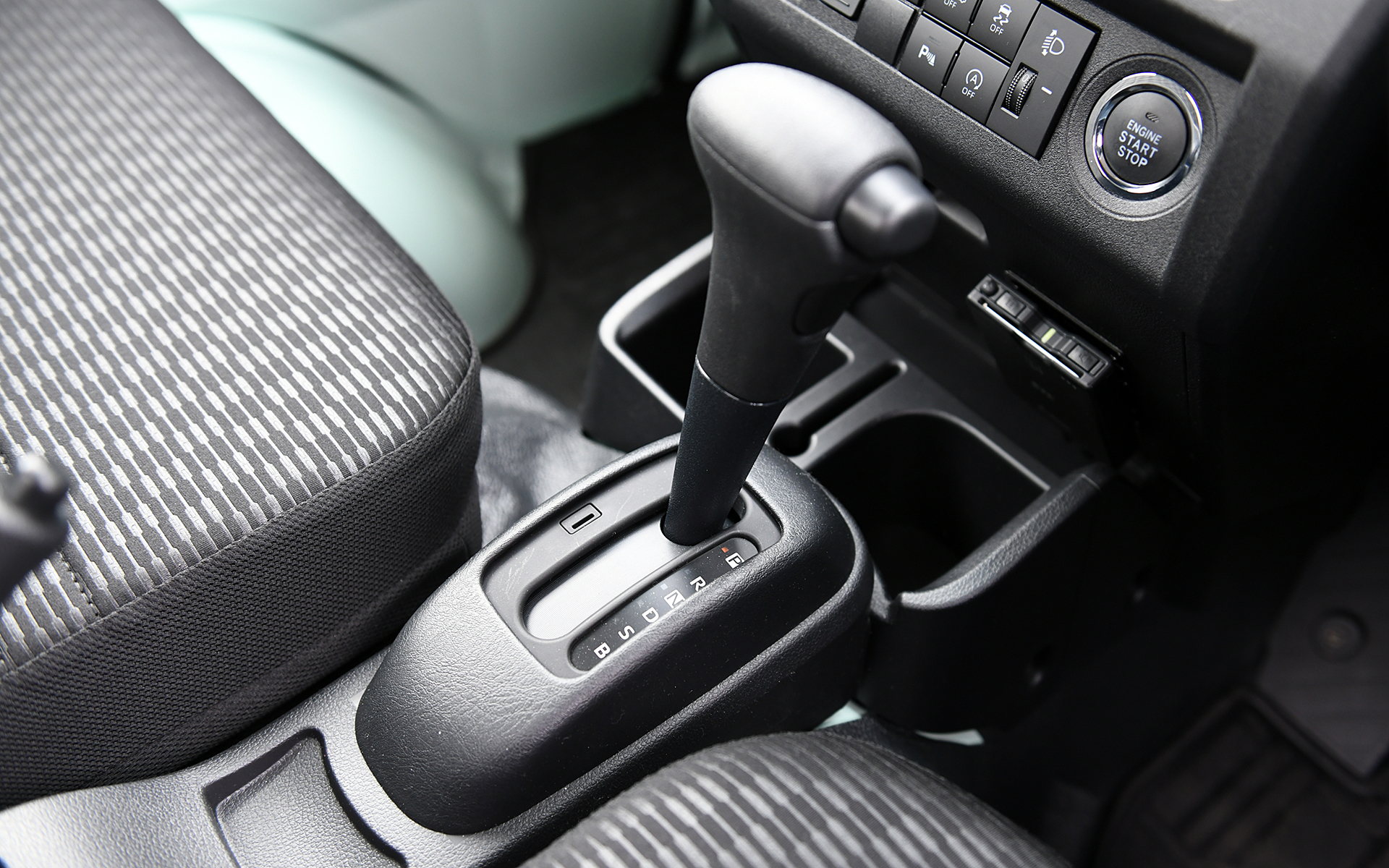 クラスNo.1の運転席シートスライド量140mmを確保したほか、クラス初となるキーフリーシステム＆プッシュボタンスタートを設定。9インチのディスプレイオーディオはオプション装着となる