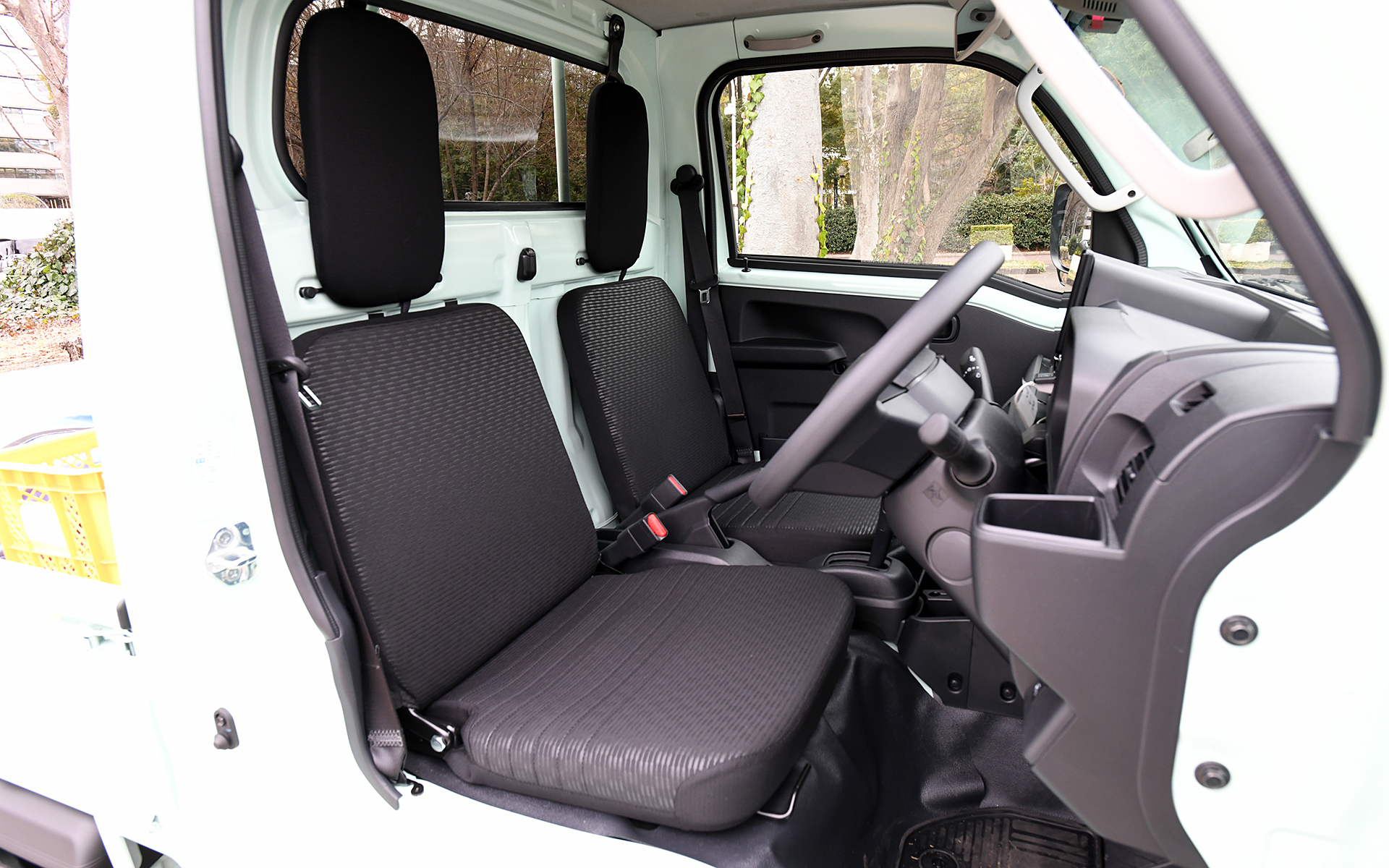 クラスNo.1の運転席シートスライド量140mmを確保したほか、クラス初となるキーフリーシステム＆プッシュボタンスタートを設定。9インチのディスプレイオーディオはオプション装着となる