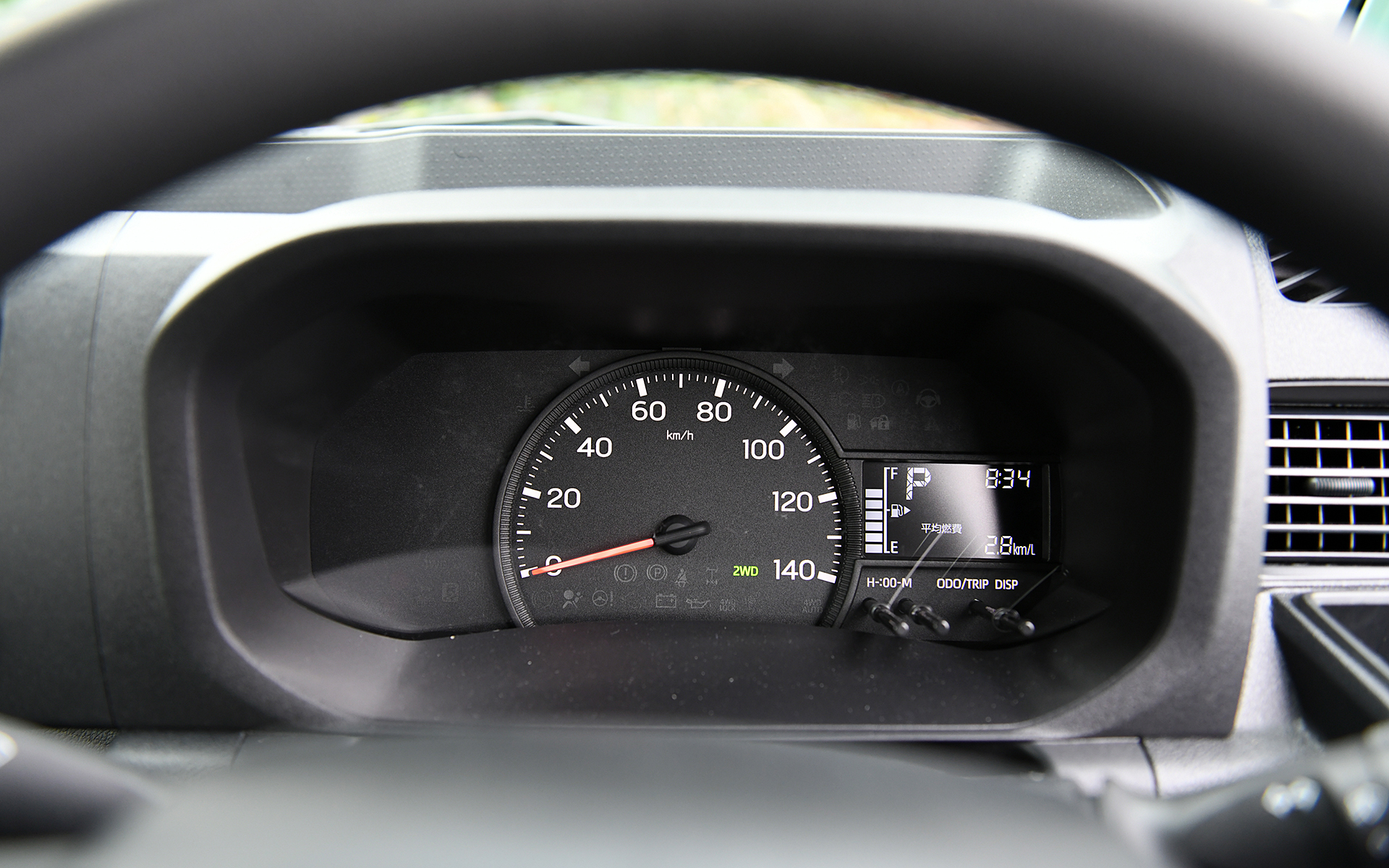 クラスNo.1の運転席シートスライド量140mmを確保したほか、クラス初となるキーフリーシステム＆プッシュボタンスタートを設定。9インチのディスプレイオーディオはオプション装着となる