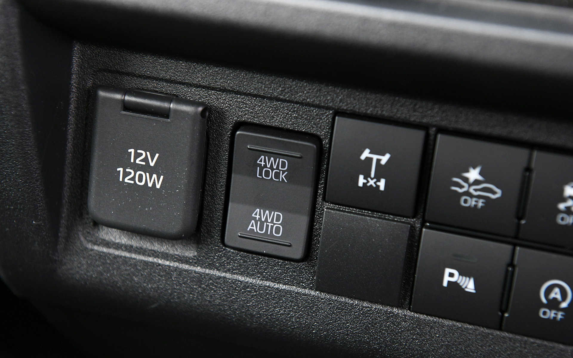 クラスNo.1の運転席シートスライド量140mmを確保したほか、クラス初となるキーフリーシステム＆プッシュボタンスタートを設定。9インチのディスプレイオーディオはオプション装着となる