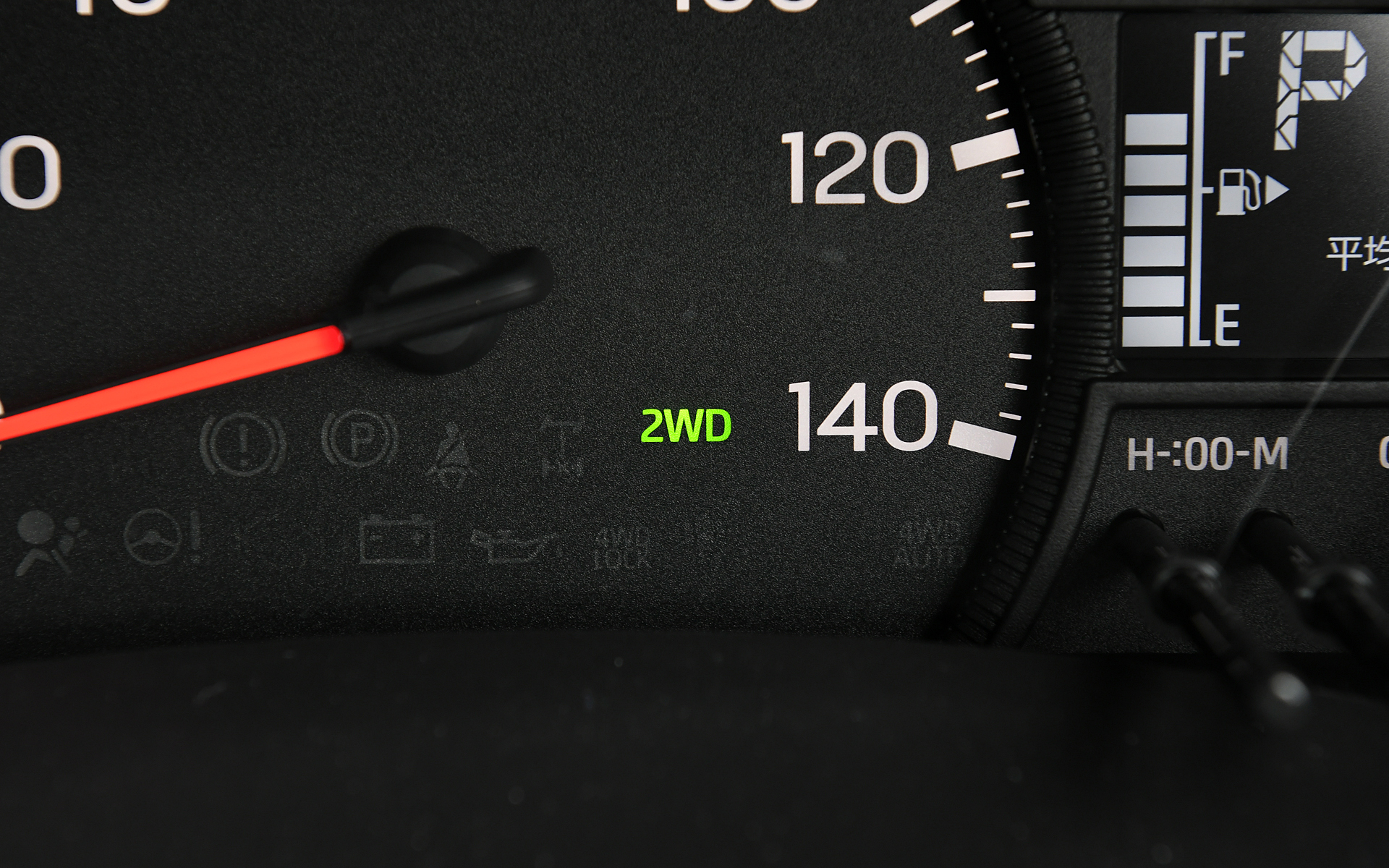 2WDに加え、路面状況に応じて駆動力を制御する4WD AUTO、未舗装路向けの4WD LOCKの3モードから選択できる電子制御式4WDをクラス初採用。ぬかるみ脱出を容易にするスーパーデフロックを、これまでの5速MTモデルのみからCVTモデルの一部4WD車まで設定を拡大した