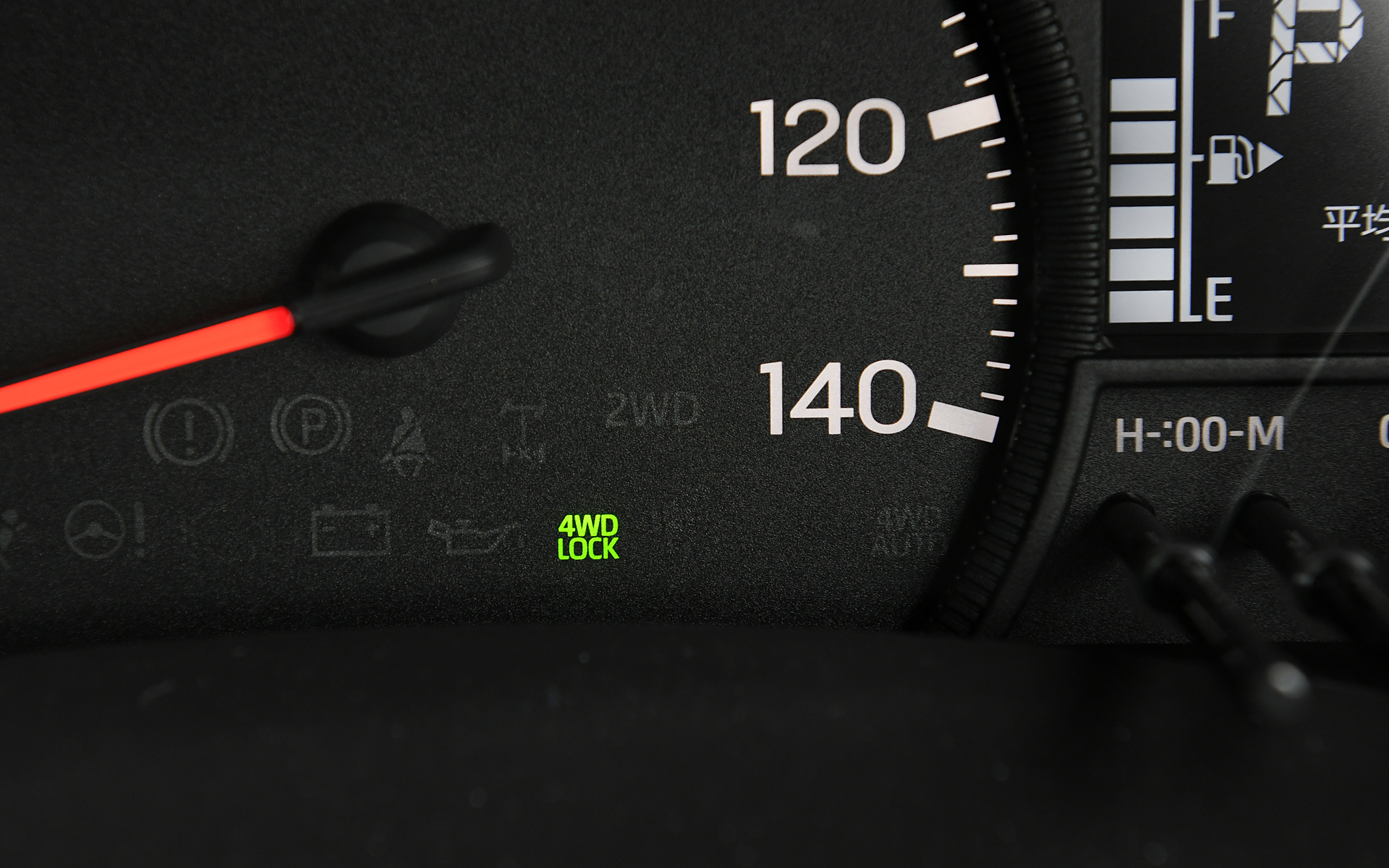 2WDに加え、路面状況に応じて駆動力を制御する4WD AUTO、未舗装路向けの4WD LOCKの3モードから選択できる電子制御式4WDをクラス初採用。ぬかるみ脱出を容易にするスーパーデフロックを、これまでの5速MTモデルのみからCVTモデルの一部4WD車まで設定を拡大した