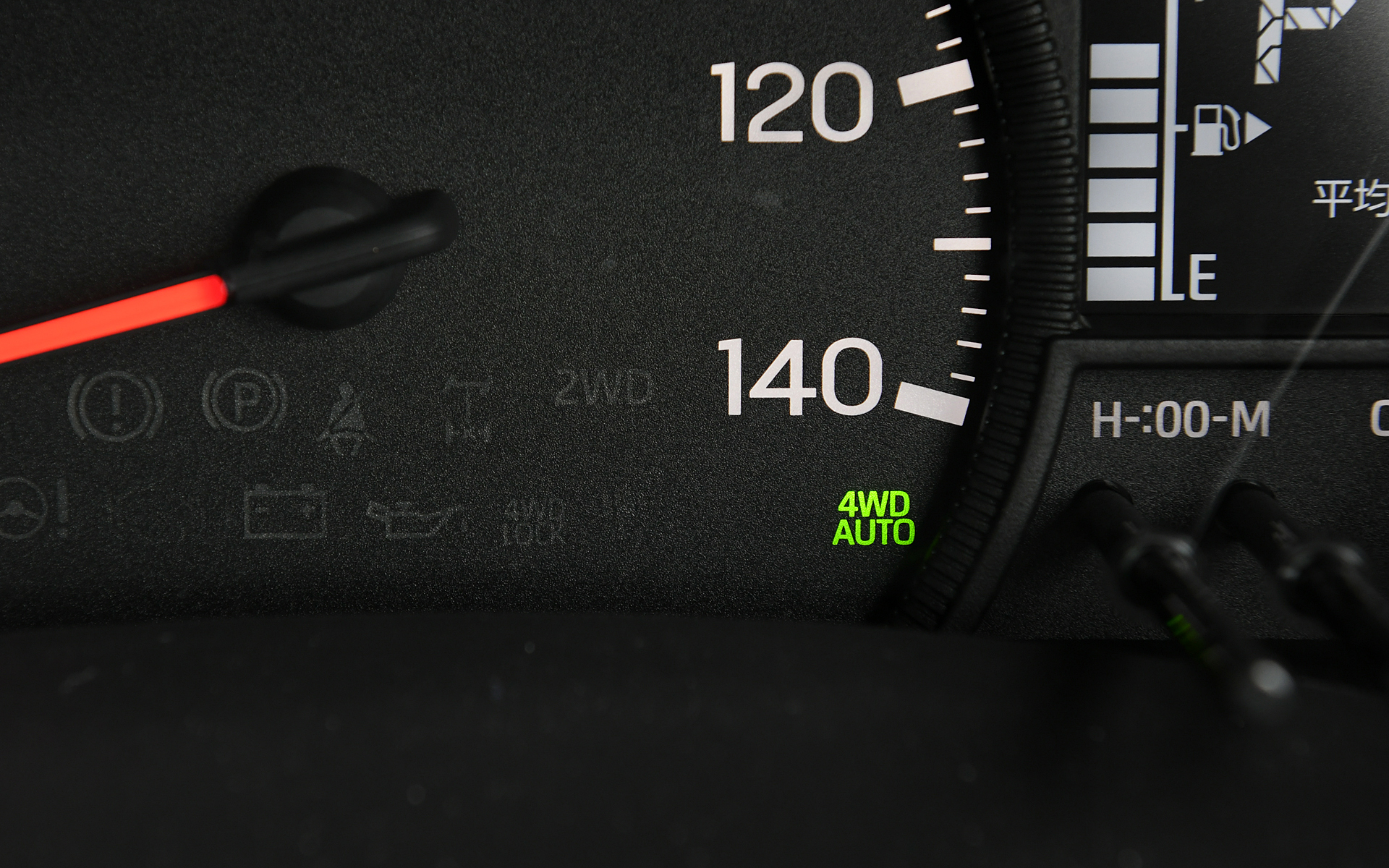 2WDに加え、路面状況に応じて駆動力を制御する4WD AUTO、未舗装路向けの4WD LOCKの3モードから選択できる電子制御式4WDをクラス初採用。ぬかるみ脱出を容易にするスーパーデフロックを、これまでの5速MTモデルのみからCVTモデルの一部4WD車まで設定を拡大した