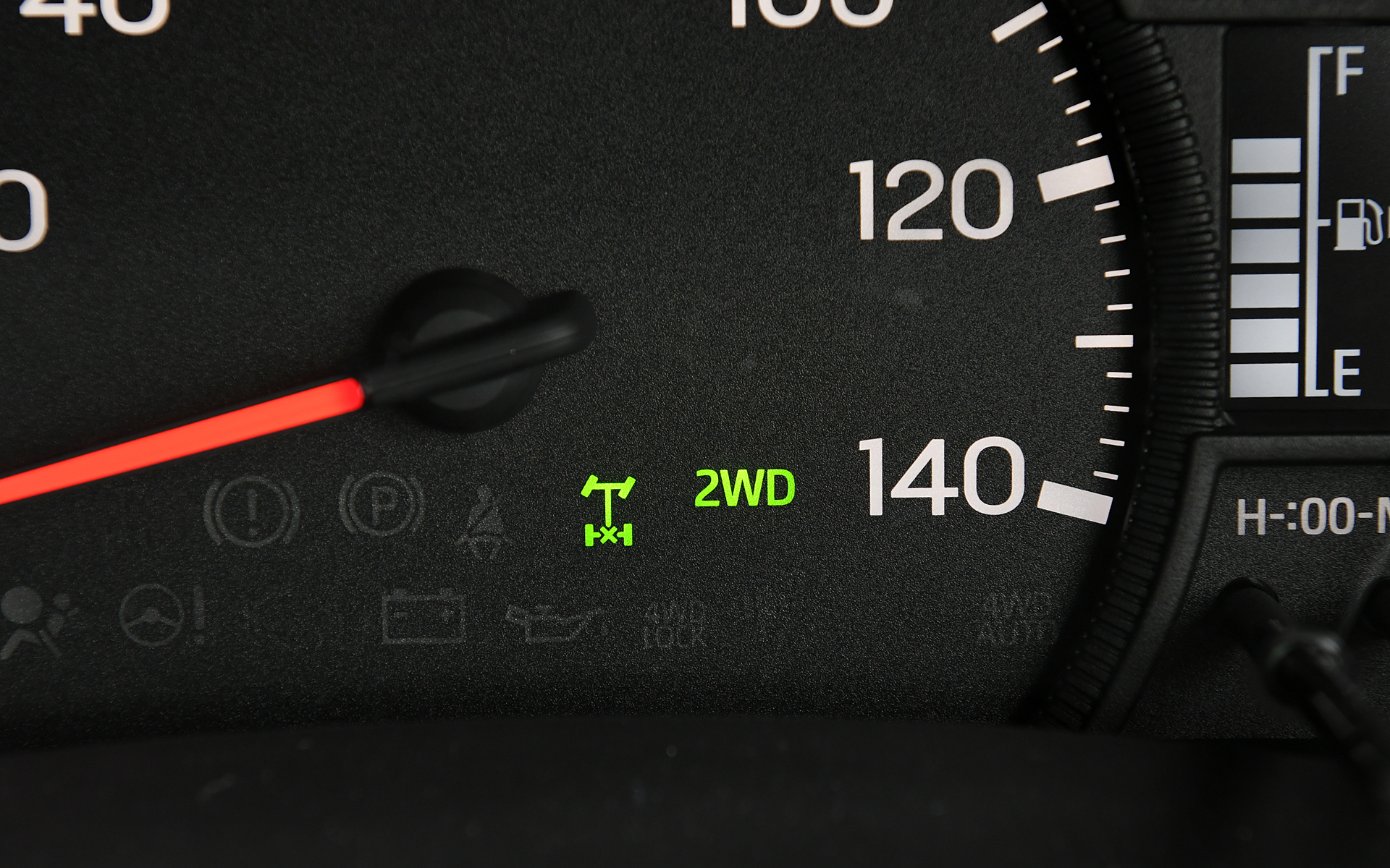 2WDに加え、路面状況に応じて駆動力を制御する4WD AUTO、未舗装路向けの4WD LOCKの3モードから選択できる電子制御式4WDをクラス初採用。ぬかるみ脱出を容易にするスーパーデフロックを、これまでの5速MTモデルのみからCVTモデルの一部4WD車まで設定を拡大した