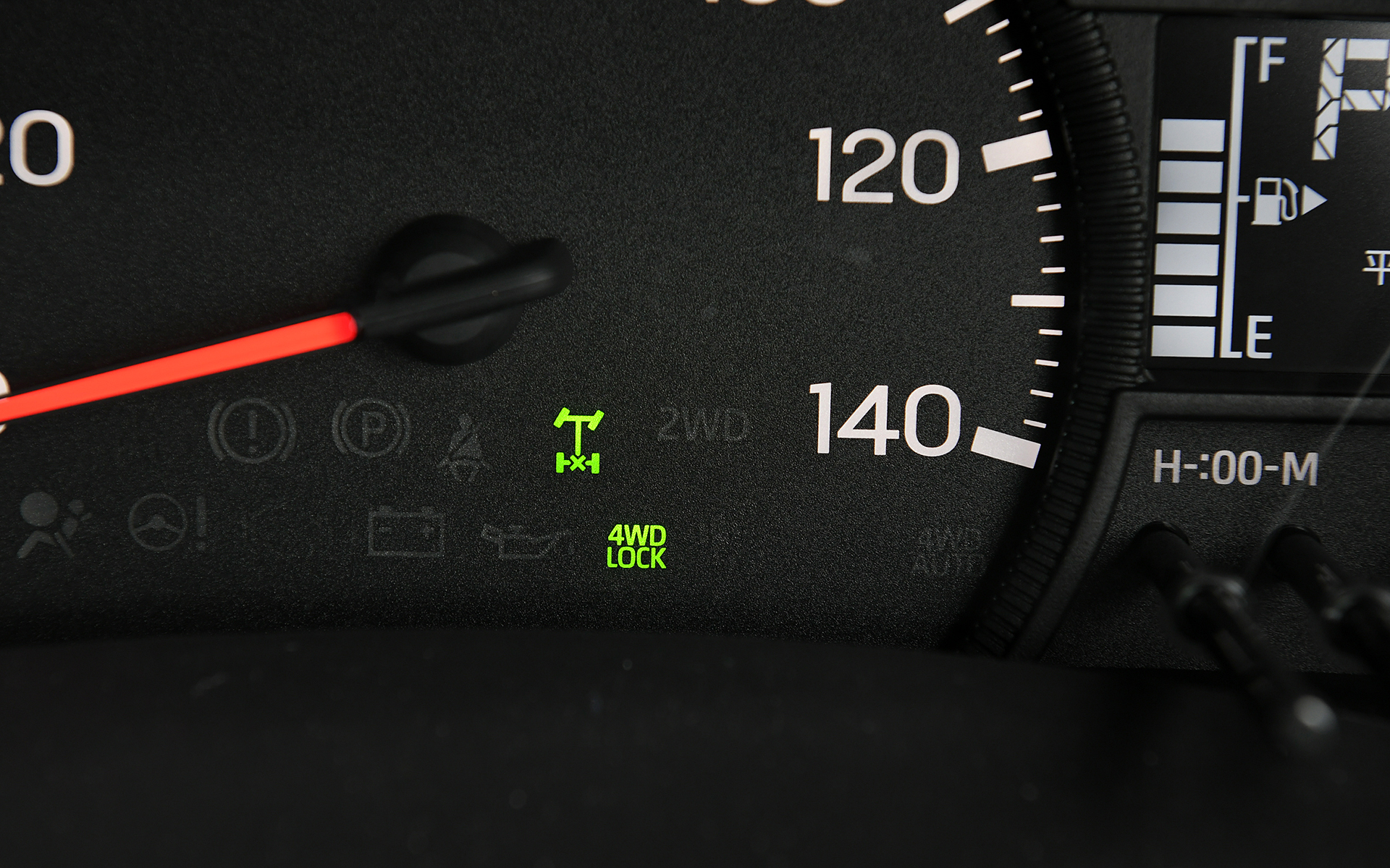 2WDに加え、路面状況に応じて駆動力を制御する4WD AUTO、未舗装路向けの4WD LOCKの3モードから選択できる電子制御式4WDをクラス初採用。ぬかるみ脱出を容易にするスーパーデフロックを、これまでの5速MTモデルのみからCVTモデルの一部4WD車まで設定を拡大した