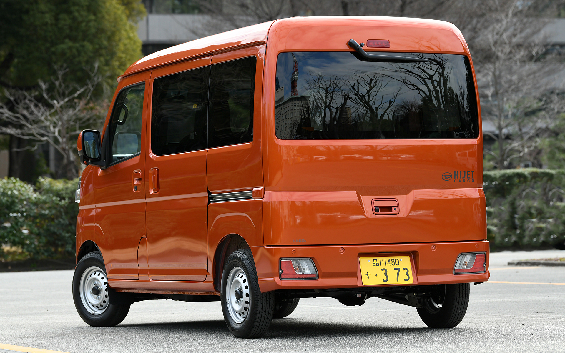 ハイゼット カーゴのボディサイズは3395×1475×1890mm（全長×全幅×全高）、ホイールベースは2450mm。装着するタイヤのサイズは145/80R12 80/78N LT