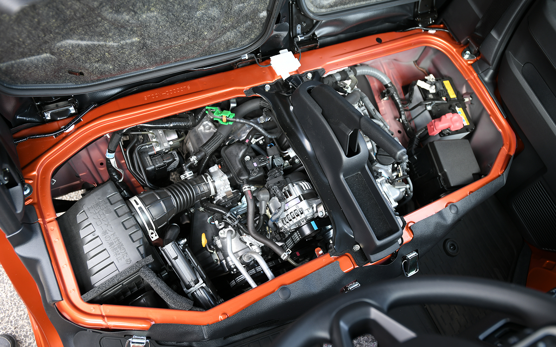 ハイゼットシリーズに搭載される自然吸気エンジンは最高出力39kW（53PS）/7200rpm、最大トルク60Nm（6.1kgfm）/4000rpmを発生（MTモデルとハイゼット トラックは最高出力が34kW［46PS］/5700rpmとなる）。ATモデルの設定はなくなり、MTもしくはCVTモデルが設定される