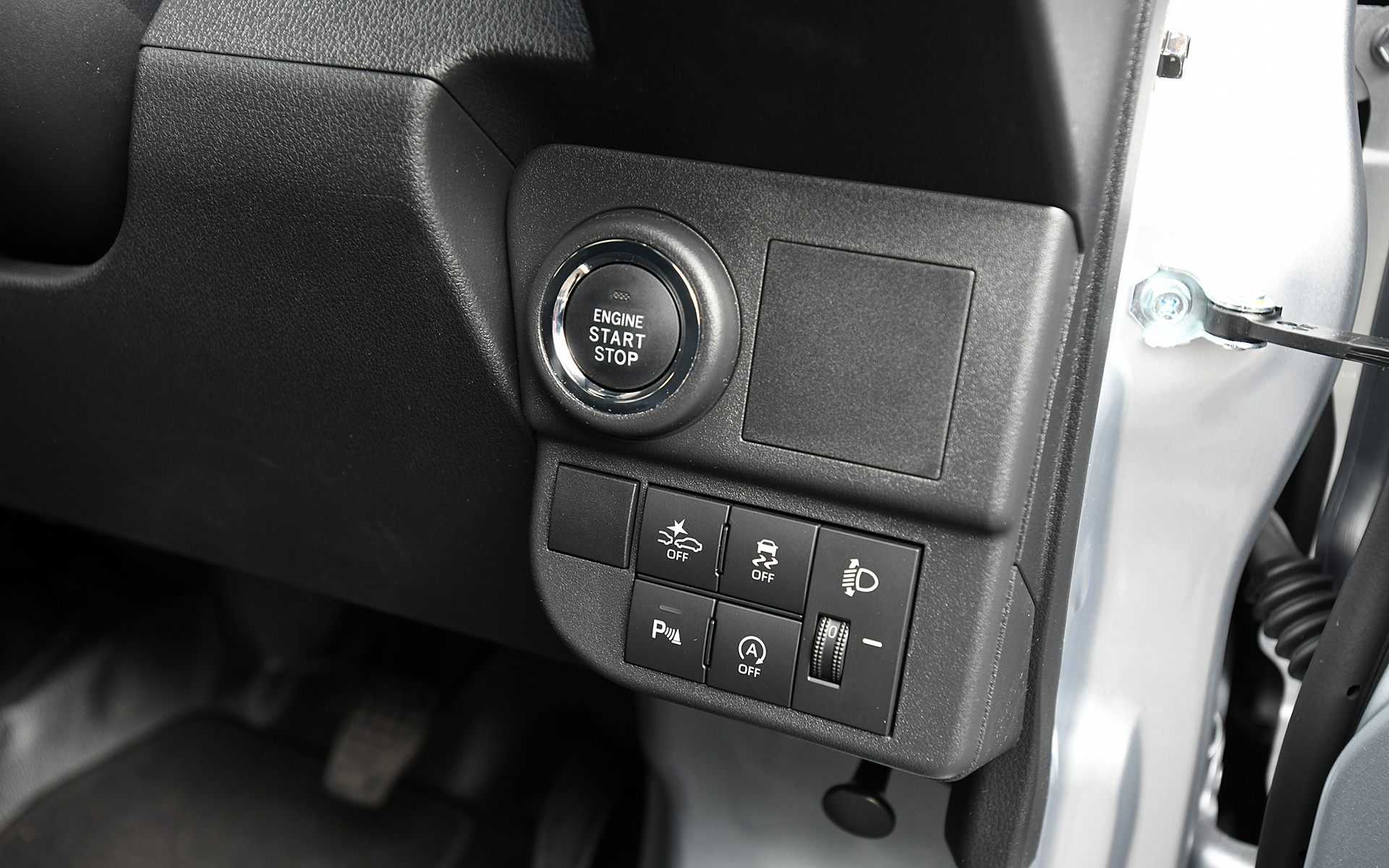 ハイゼット カーゴの内装。小物を多く収納できるよう、オーバーヘッドシェルフ（一部グレード）や助手席トレイなどの機能的な収納を充実