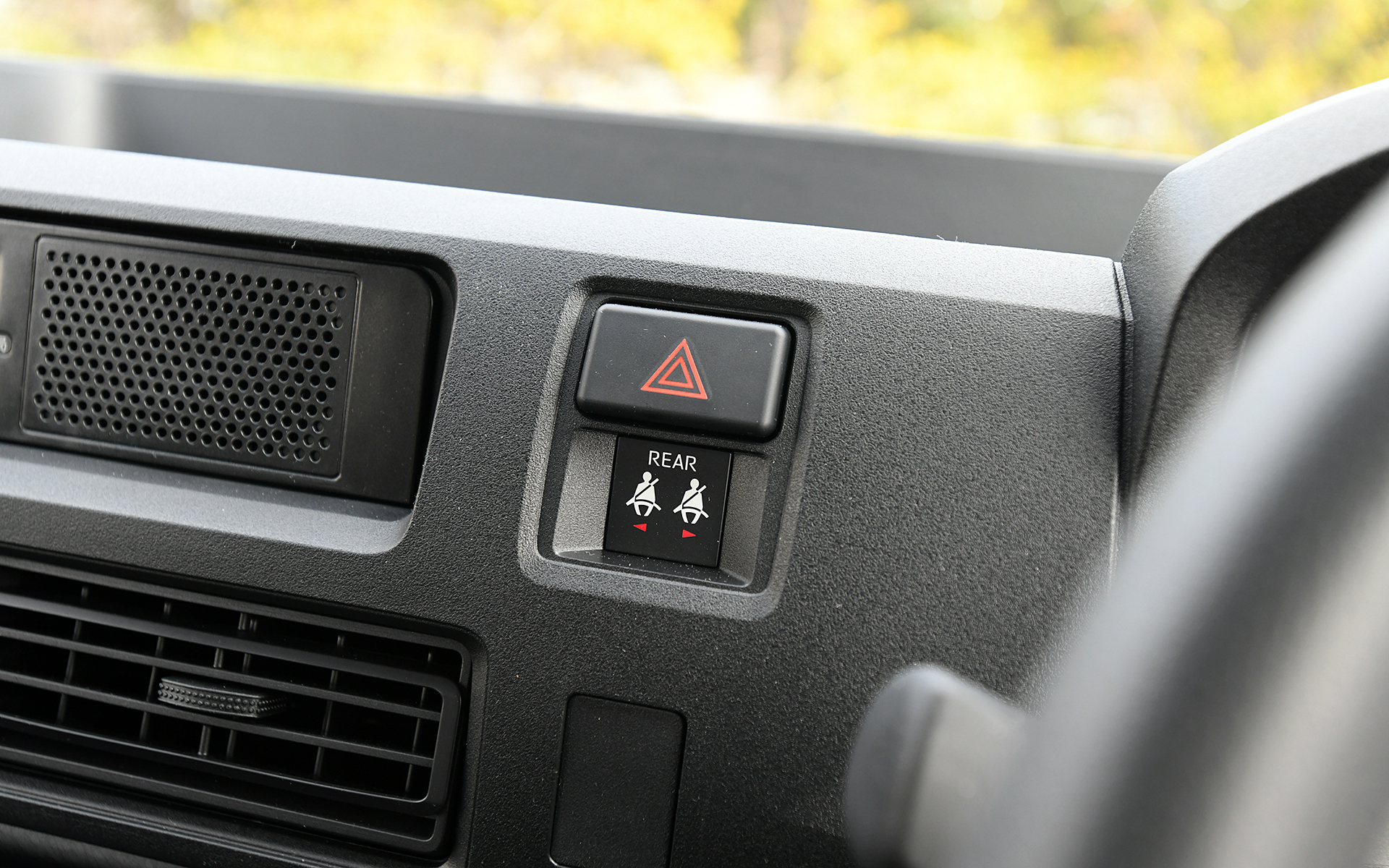 ハイゼット カーゴの内装。小物を多く収納できるよう、オーバーヘッドシェルフ（一部グレード）や助手席トレイなどの機能的な収納を充実