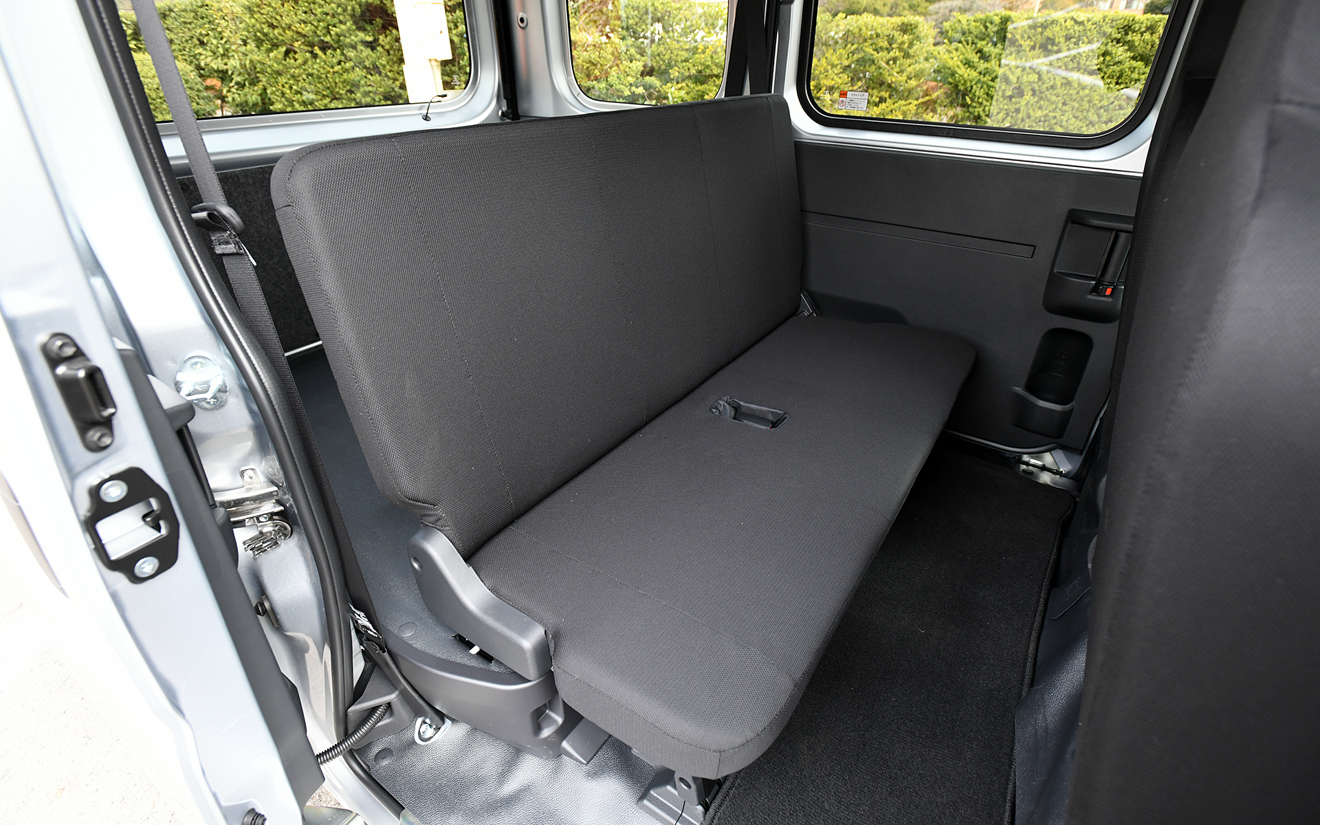 リアシートは薄型で、足下スペースに収めるとフラットな荷室となる水平格納式を採用。ラゲッジにはユースフルナットを多数装備し、ディーラーオプションと組み合わせることでさまざまな活用を可能としている