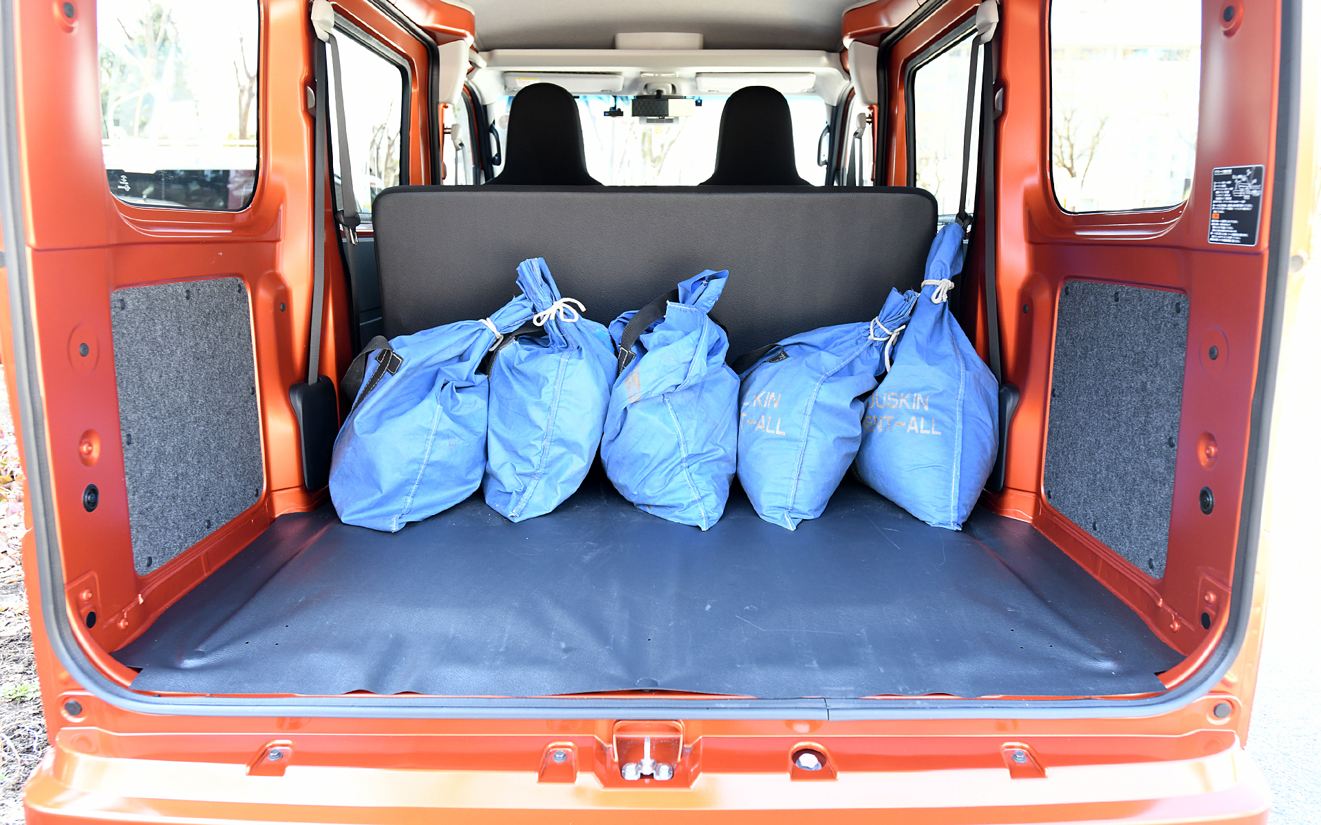 リアシートは薄型で、足下スペースに収めるとフラットな荷室となる水平格納式を採用。ラゲッジにはユースフルナットを多数装備し、ディーラーオプションと組み合わせることでさまざまな活用を可能としている