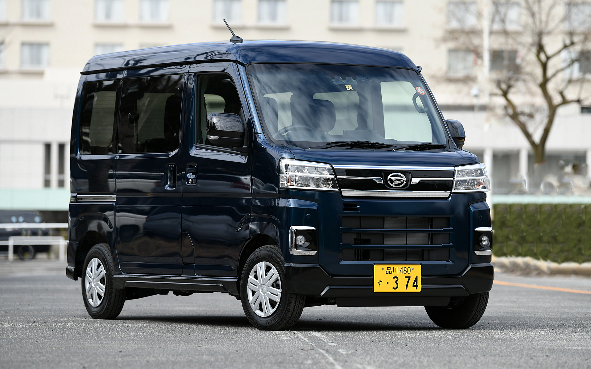 アトレーのボディサイズは、ハイゼット カーゴと同じ3395×1475×1890mm（全長×全幅×全高）、ホイールベースは2450mm。装着タイヤサイズも145/80R12 80/78N LTで同じとなる。なお、アトレーは軽小型乗用の5ナンバーから、軽小型貨物の4ナンバーに分類が変更された