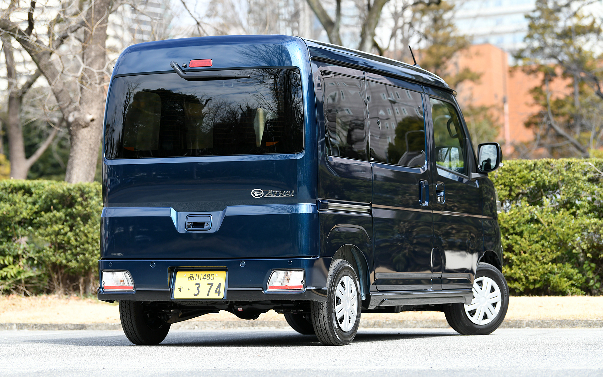 アトレーのボディサイズは、ハイゼット カーゴと同じ3395×1475×1890mm（全長×全幅×全高）、ホイールベースは2450mm。装着タイヤサイズも145/80R12 80/78N LTで同じとなる。なお、アトレーは軽小型乗用の5ナンバーから、軽小型貨物の4ナンバーに分類が変更された