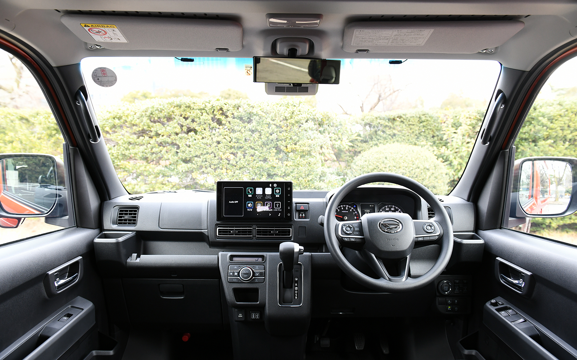 アトレーのインパネ。スマートインナーミラーは、全ハイゼットシリーズにオプション設定されている