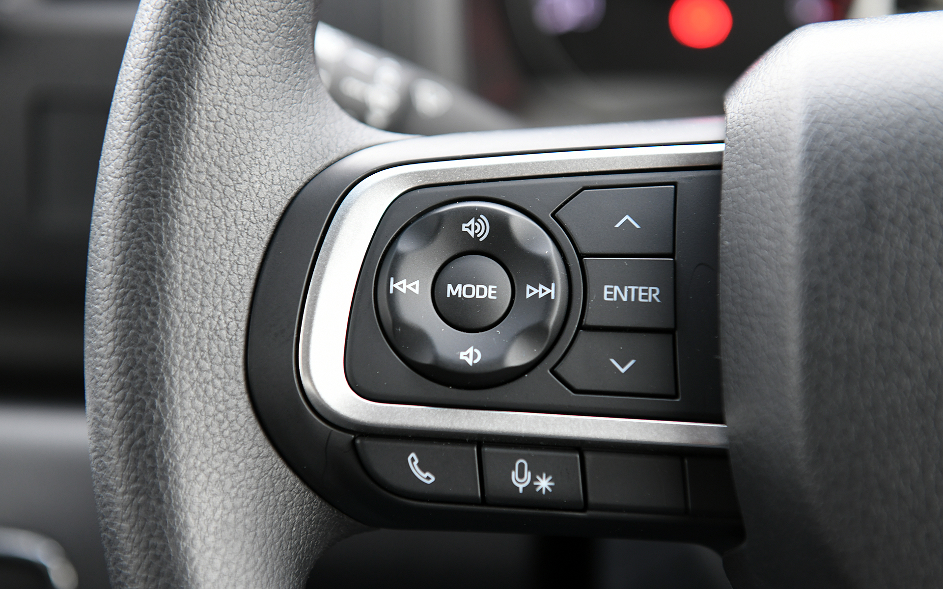 全車速追従機能付ACCなどのスマートアシストも完備。9インチスマホ連携ディスプレイオーディオ、ないしは6.8インチスマホ連携ディスプレイオーディオがオプションで選択可能