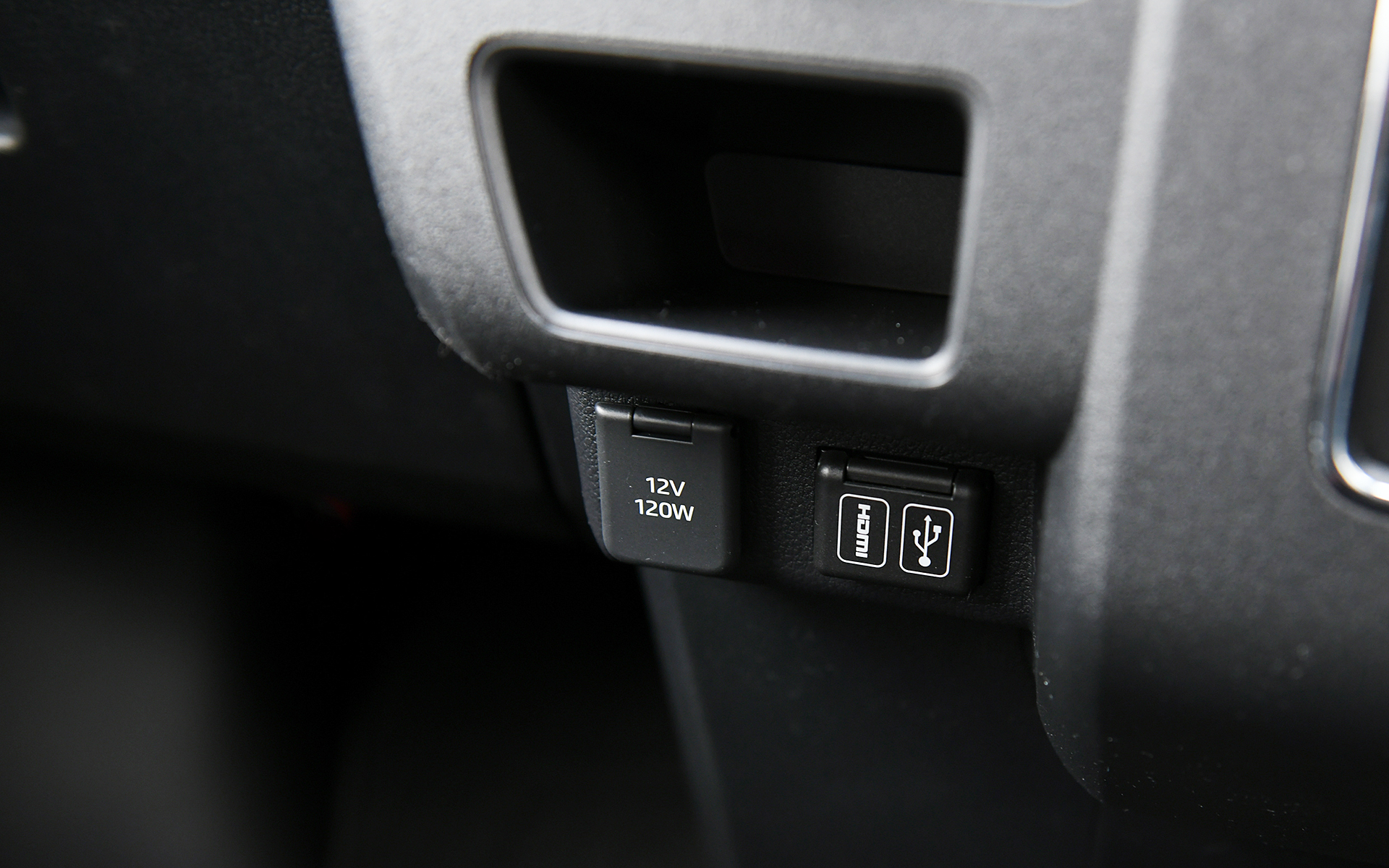 全車速追従機能付ACCなどのスマートアシストも完備。9インチスマホ連携ディスプレイオーディオ、ないしは6.8インチスマホ連携ディスプレイオーディオがオプションで選択可能