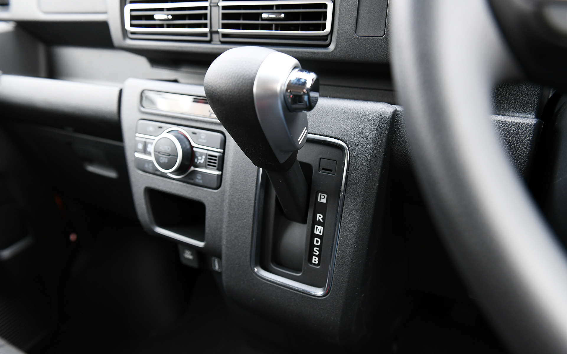 全車速追従機能付ACCなどのスマートアシストも完備。9インチスマホ連携ディスプレイオーディオ、ないしは6.8インチスマホ連携ディスプレイオーディオがオプションで選択可能