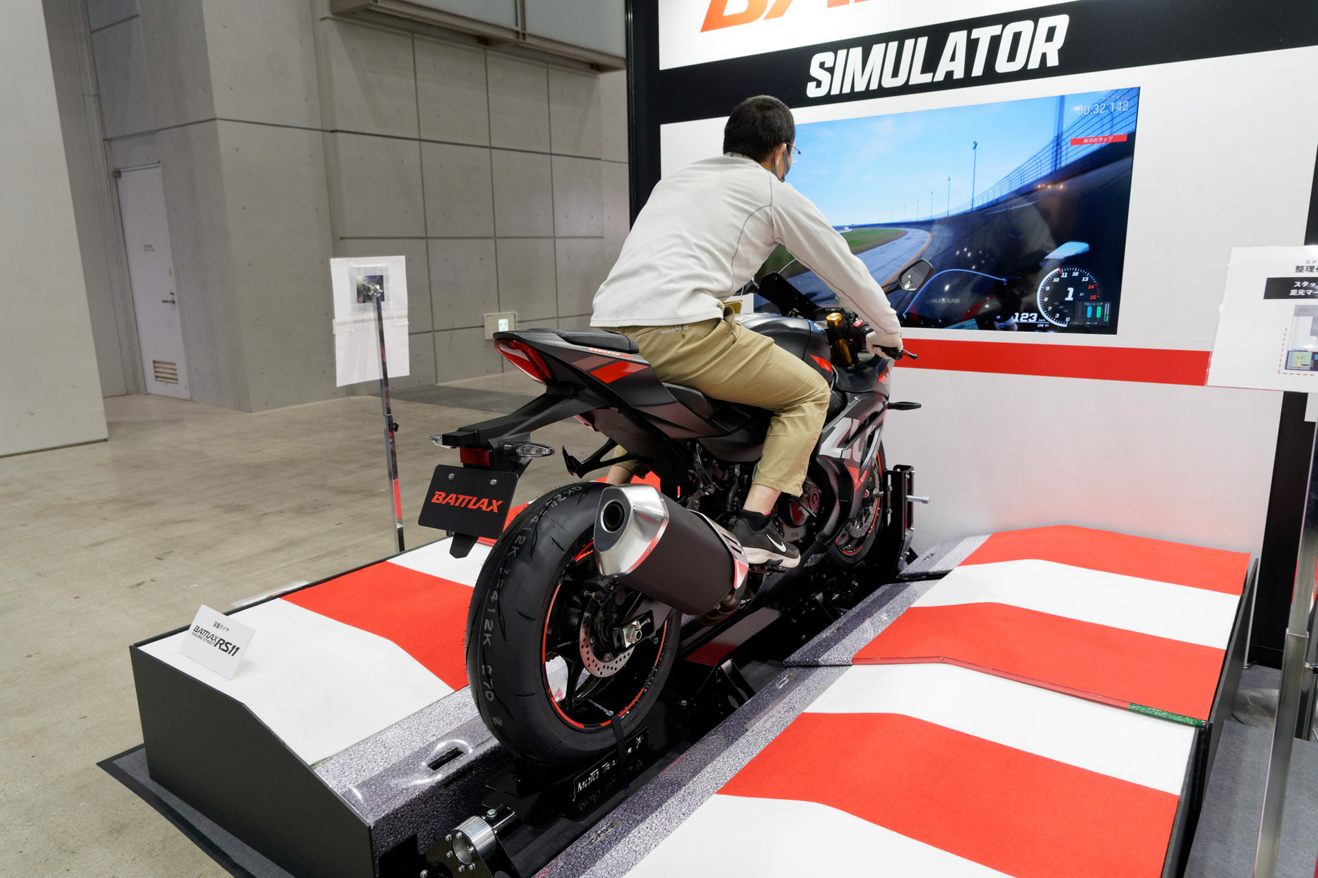 日本初上陸だというイタリア製の二輪シミュレーター。筆者もチャレンジしてみた