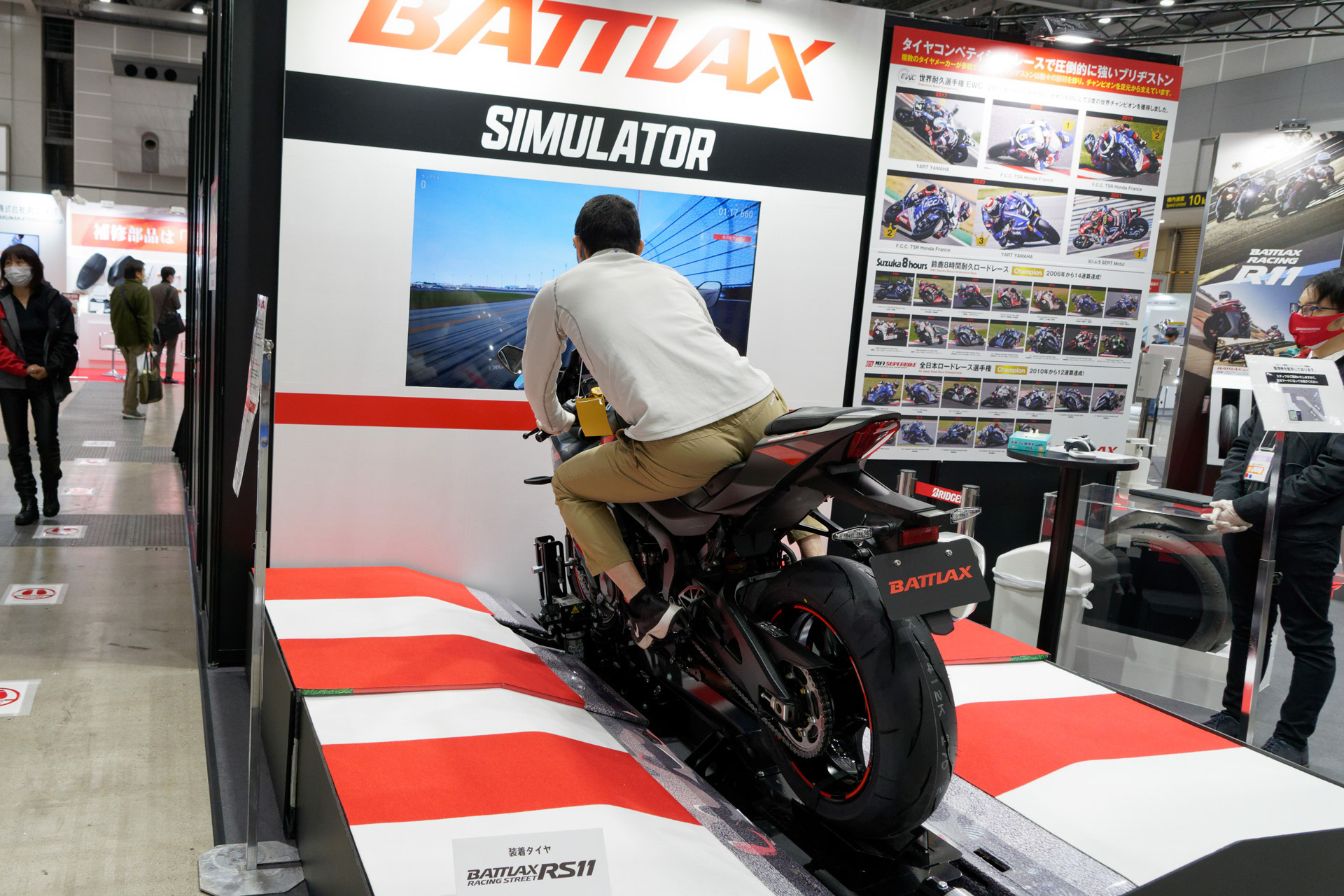 アクセルを開けて加速し、車体を体重移動で傾けて方向転換